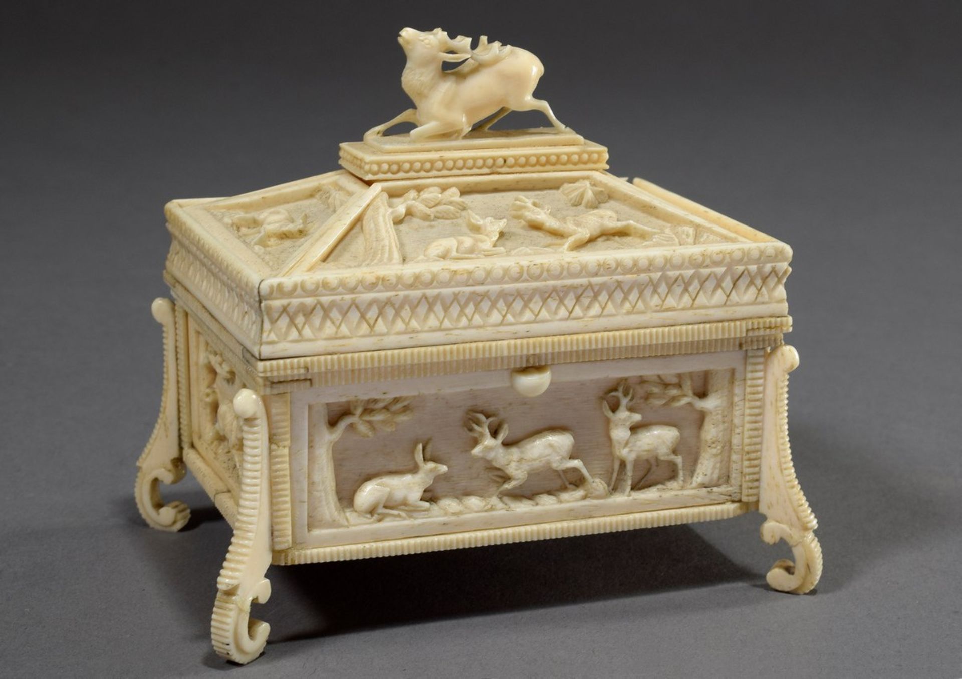 Beinkästchen mit geschnitzten Jagdmotiven "Rehe, | Bone box with carved hunting motifs "deer, hares