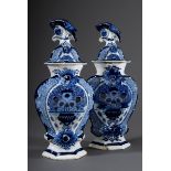 Paar Fayence Deckelvasen aus Garnitur mit "Pfaue | Pair of faience lidded vases with "peacock vases
