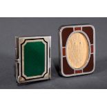 2 Diverse grün-schwarz emaillierter Klapprahmen | 2 Various green-black enamelled hinged frames an