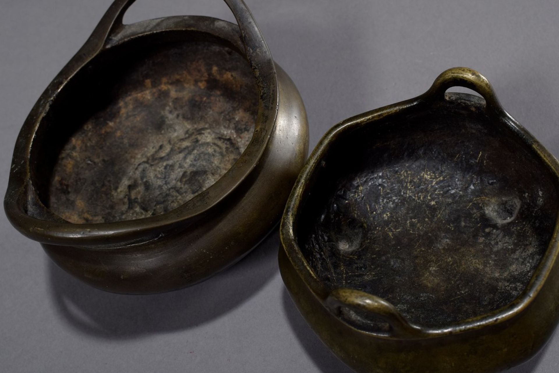 2 Diverse Bronze Censer, 1x Ming Bodenmarke und | 2 Various bronze censers, 1x Ming bottom mark an - Bild 3 aus 5