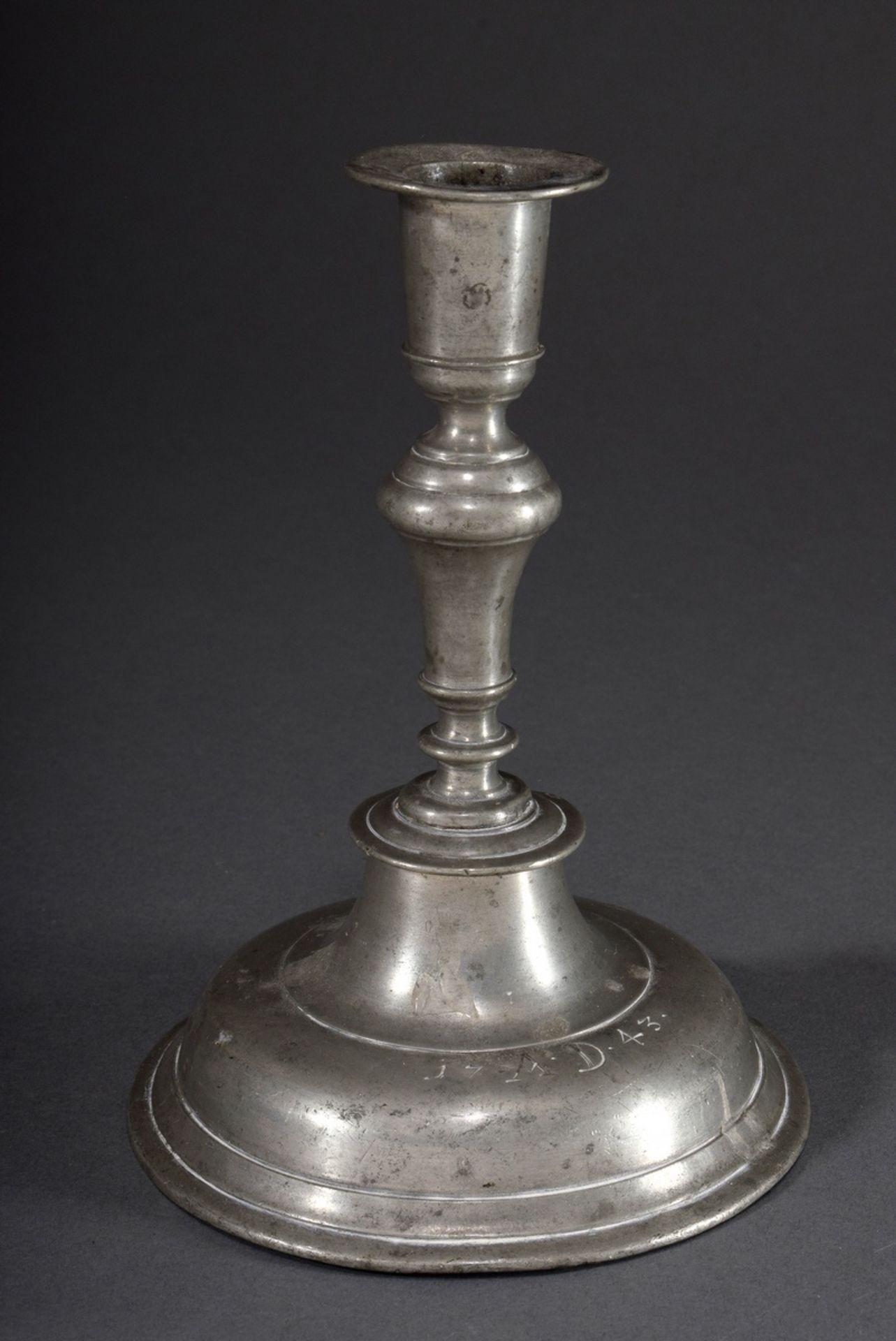 Zinn Leuchter mit Glockenfuß und Gravur "17 AD 4 | Pewter candlestick with bell base and engraving