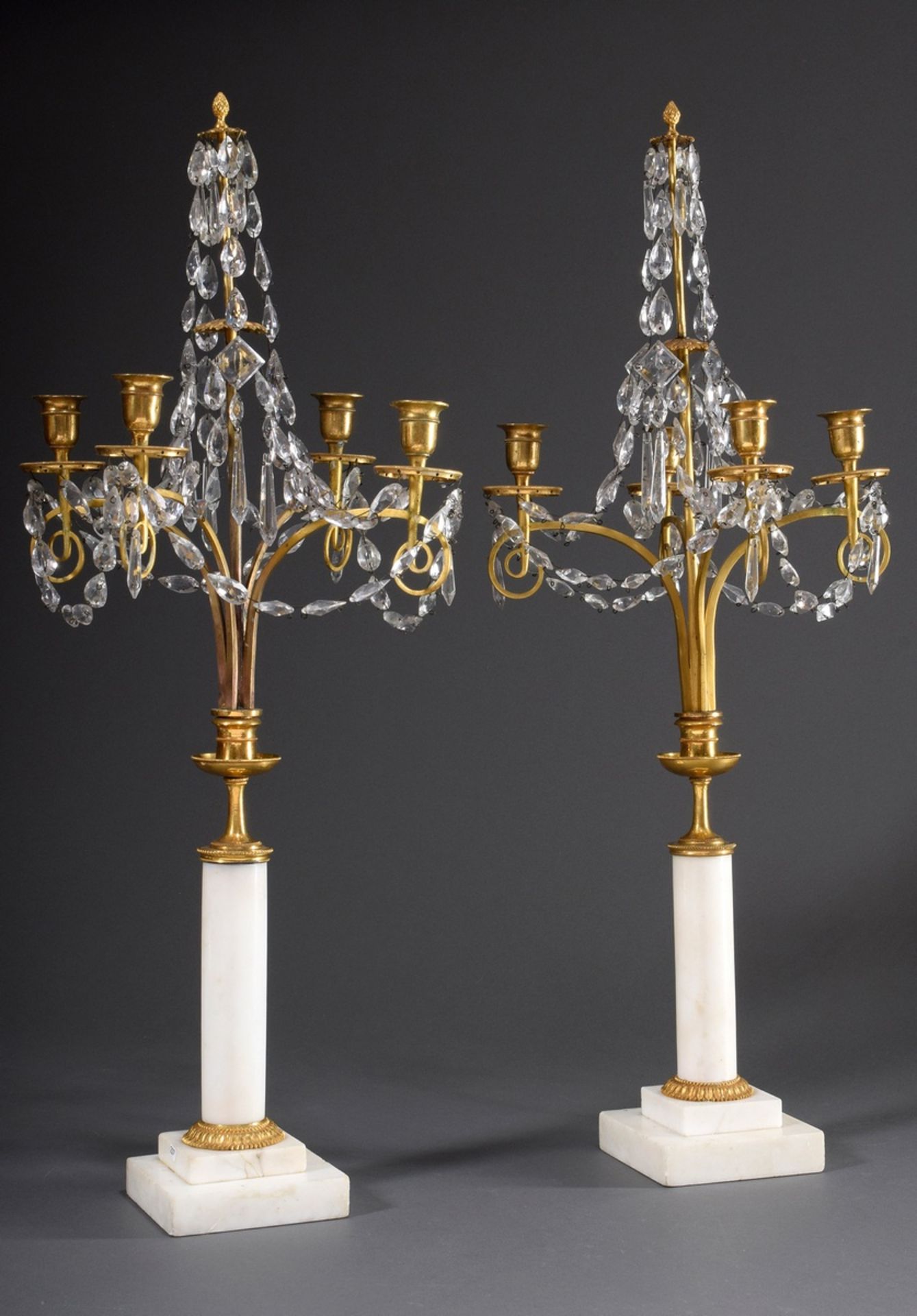 Paar klassizistische Tafelgirandolen mit feuerve | Pair of classicistic table girandoles with fire-