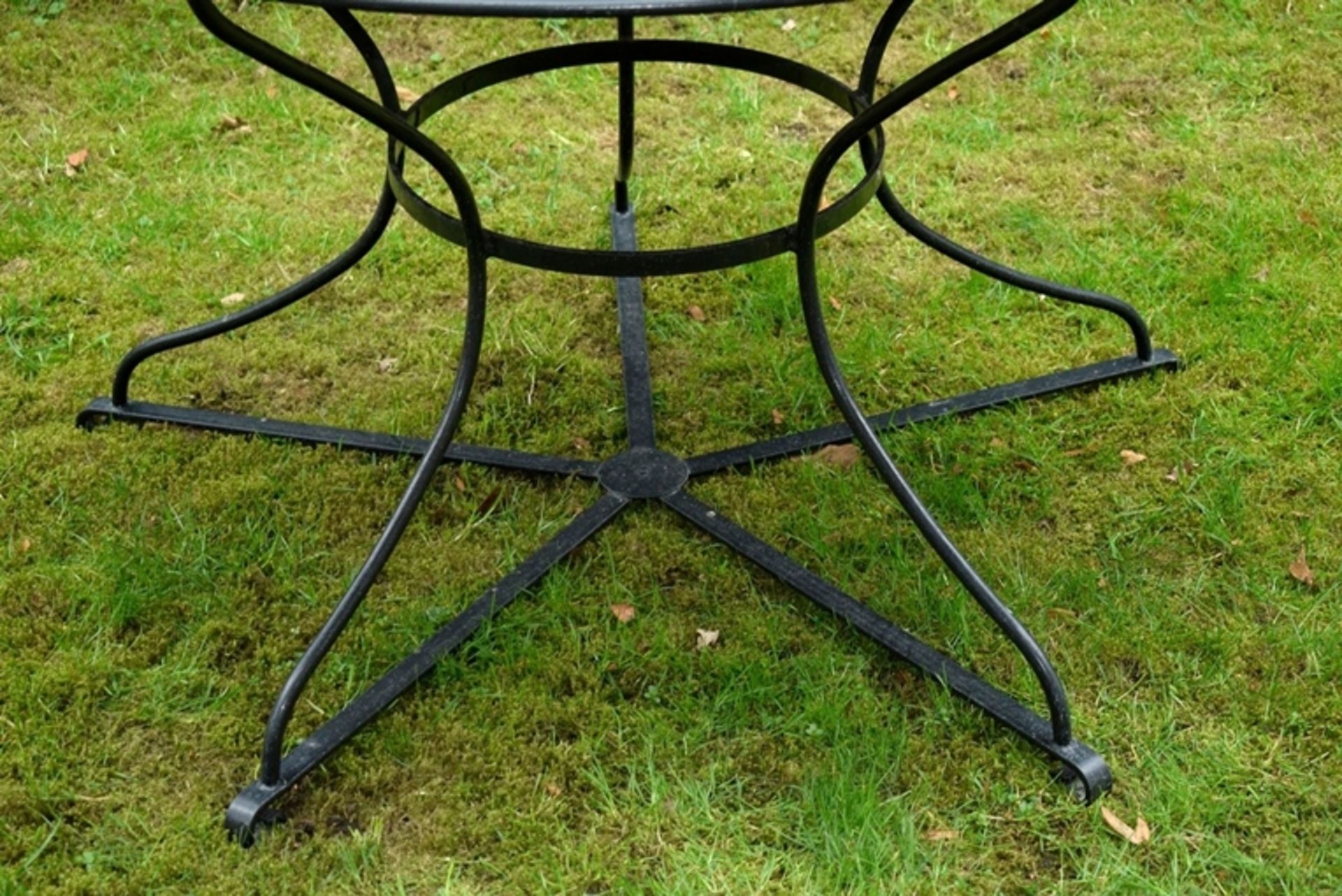 Runder Gartentisch mit Gusseisengestell und Metall | Round garden table with cast iron frame and me - Bild 3 aus 3
