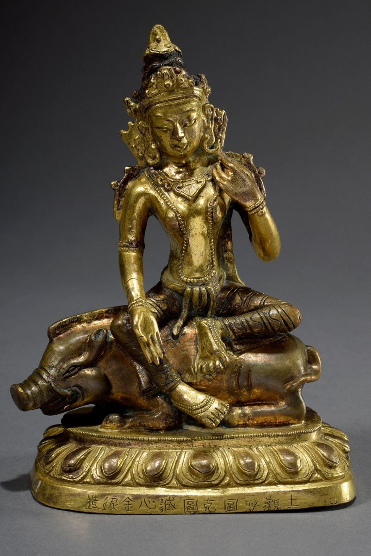 Bronze Figur "Marichi auf ihrem Reittier", vorne besch | Bronze figure "Marichi on her mount", fron