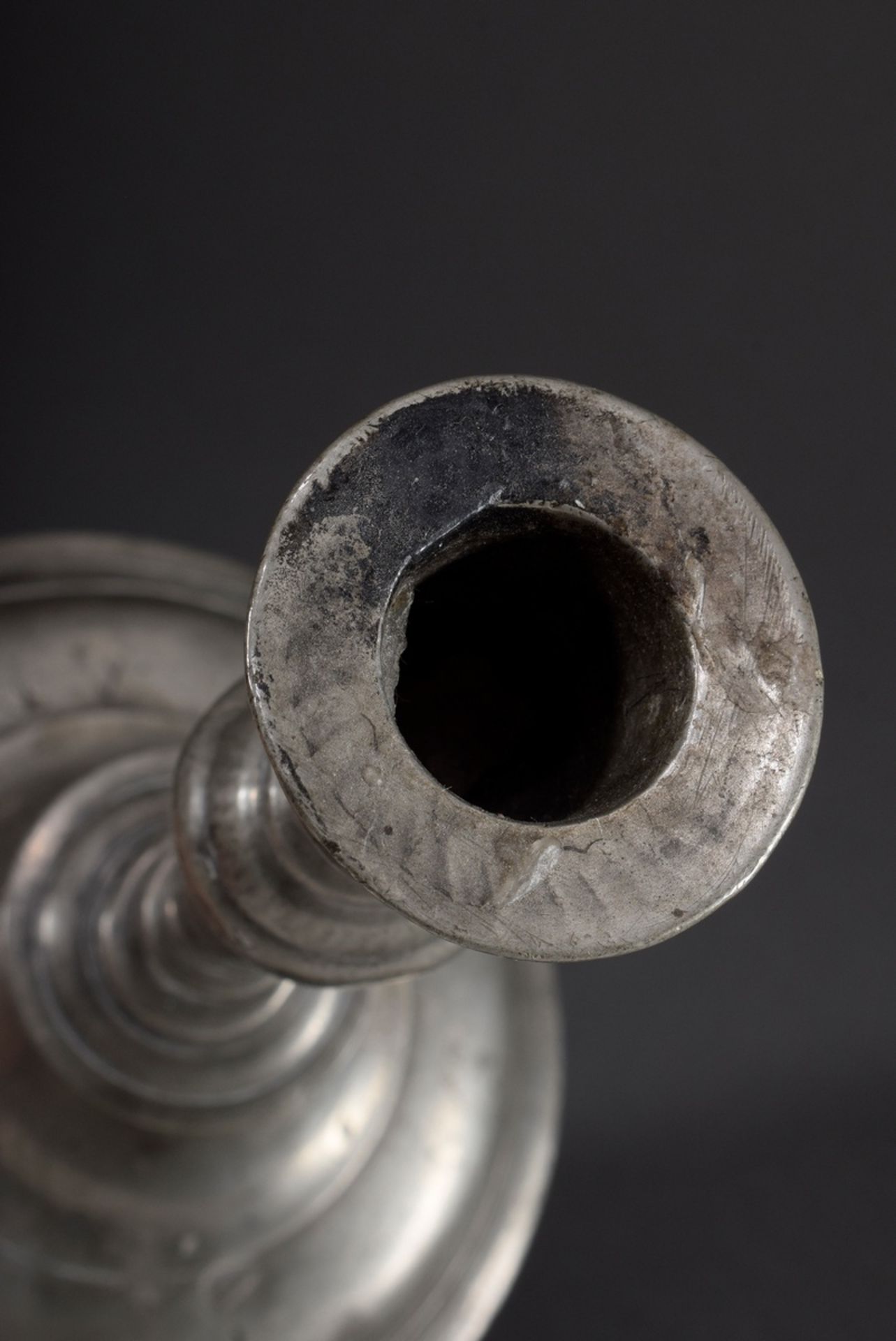 Zinn Leuchter mit Glockenfuß und Gravur "17 AD 4 | Pewter candlestick with bell base and engraving - Image 3 of 6