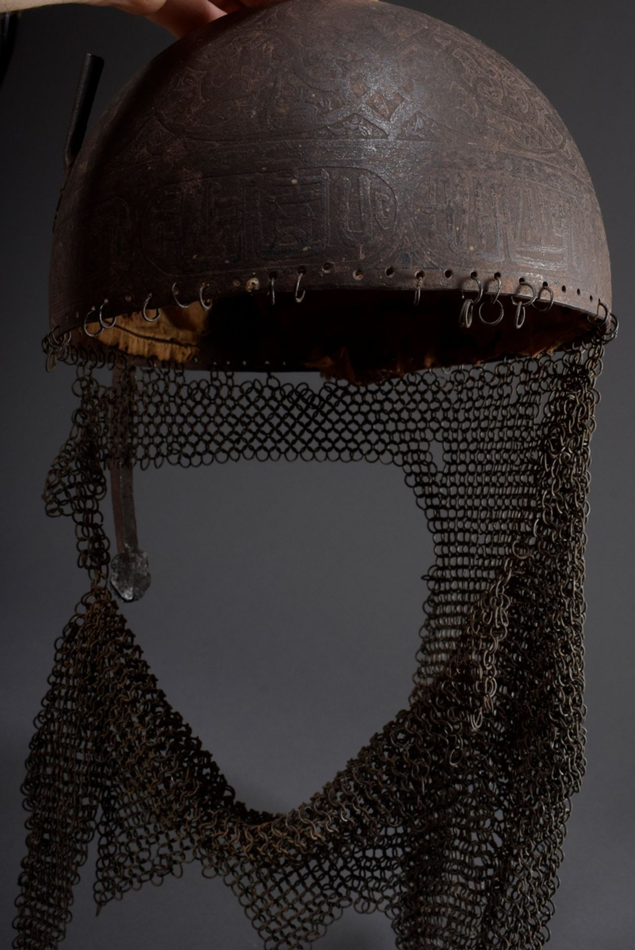Kulah Khud Helm mit geätzter Dekoration und Kora | Kulah Khud helmet with etched decoration and Kor - Bild 8 aus 10