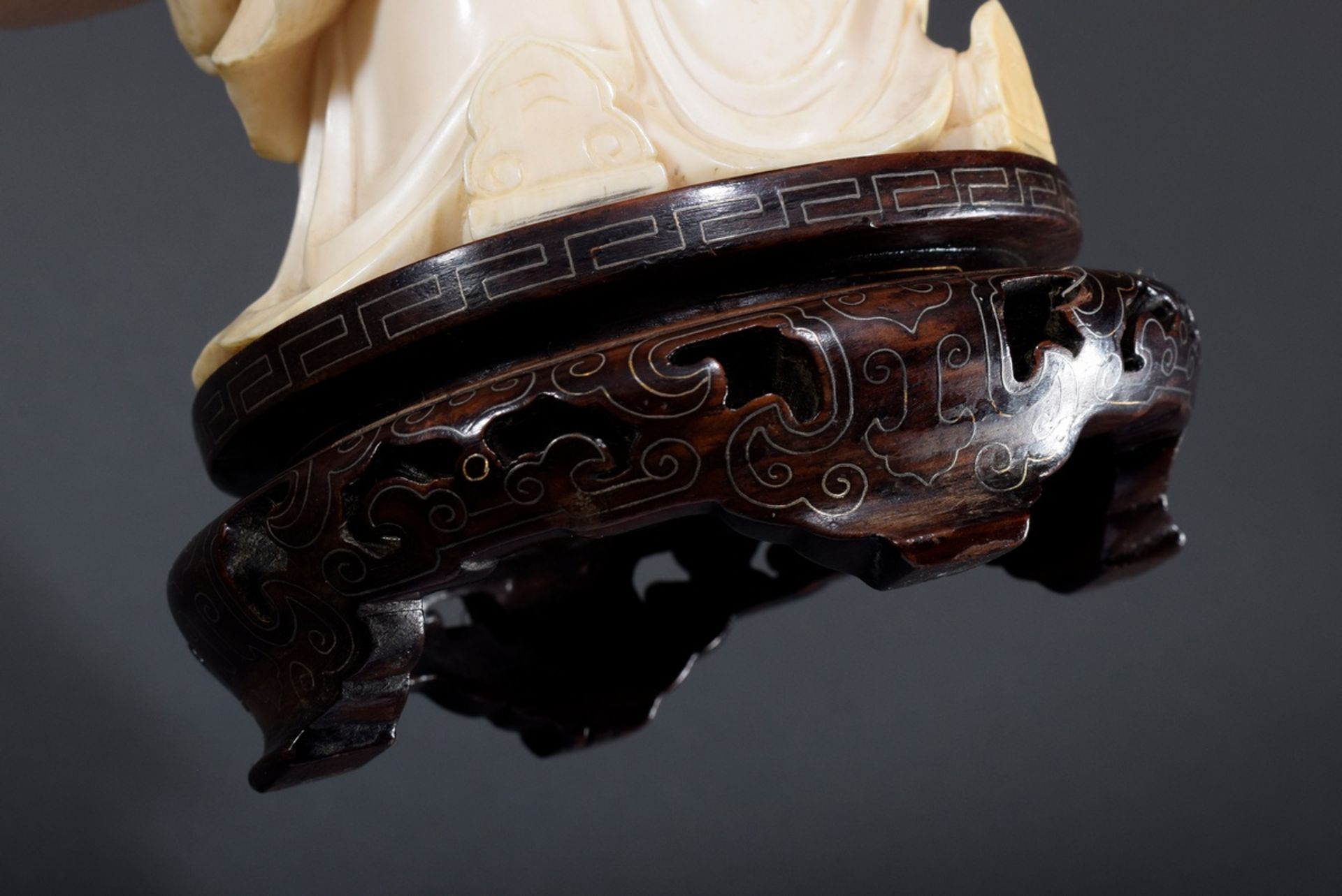 Chinesische Elfenbein Schnitzerei "Konfuzius, de | Chinese ivory carving "Confucius, looking up to - Bild 9 aus 9
