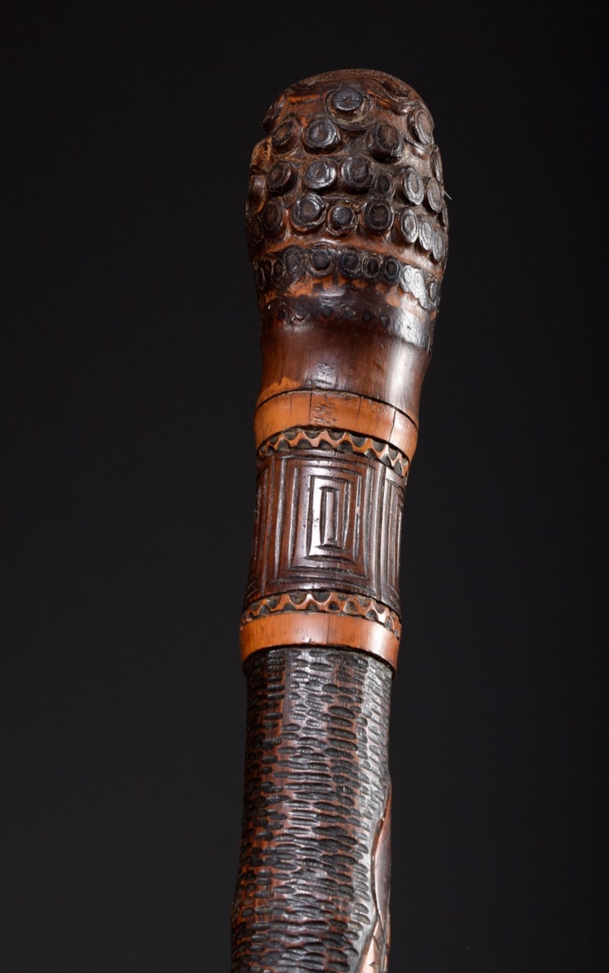 2 Diverse Gehstöcke: Knotenstock eines Daoisten | 2 various walking sticks: Knotted cane of a Daoi - Bild 8 aus 12