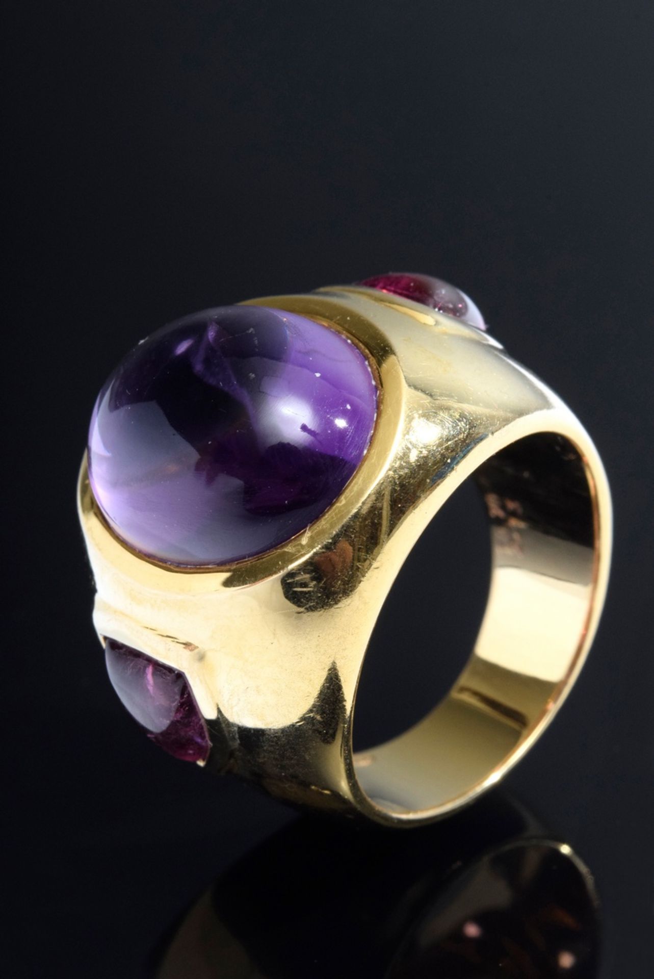 Moderner GG 750 Ring mit Amethystcabochon (ca. 1 | Modern GG 750 ring with amethyst cabochon (ca. 1