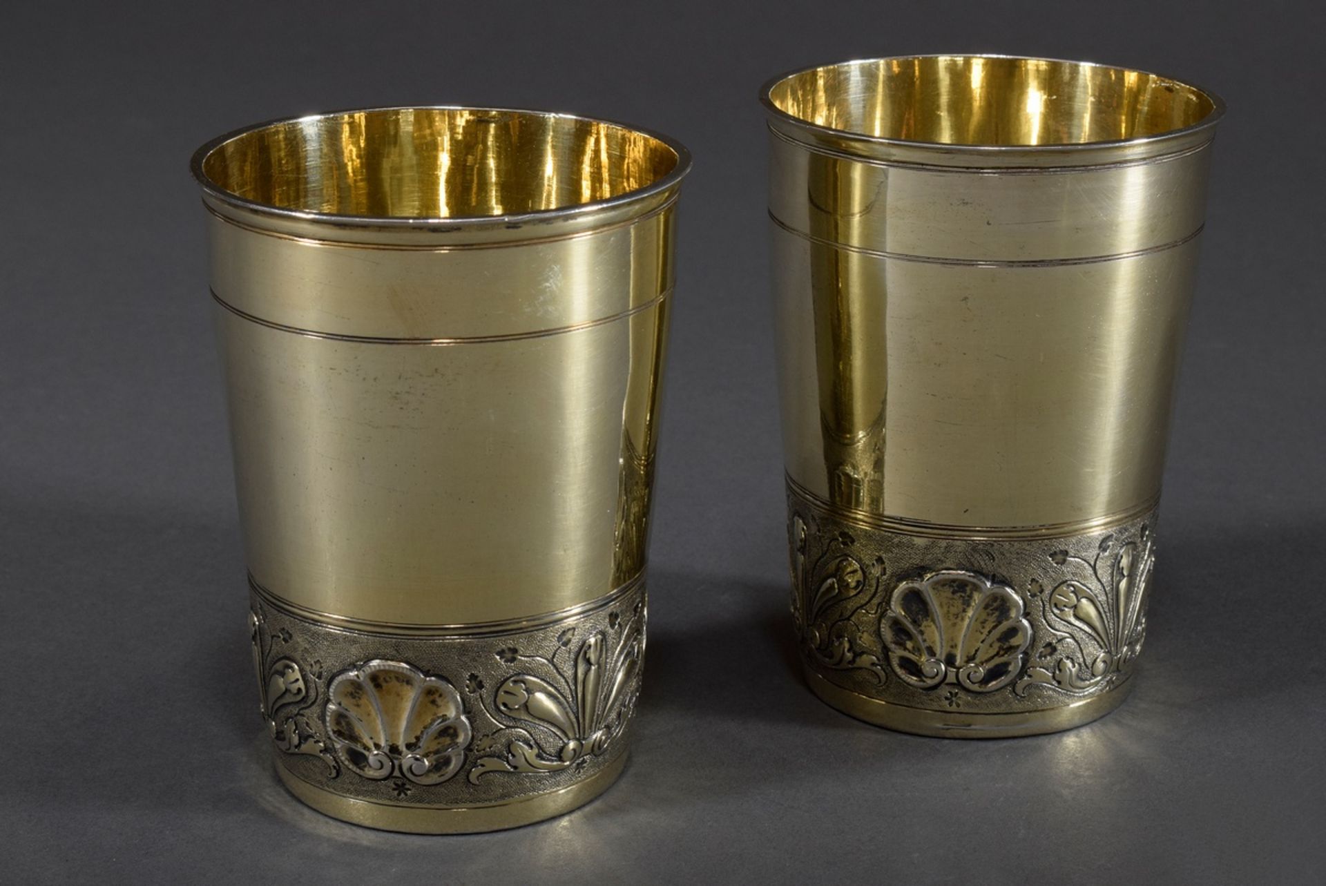 Paar Barock Becher mit getriebenen Reliefbändern | Pair of baroque goblets with chased relief bands - Bild 2 aus 6