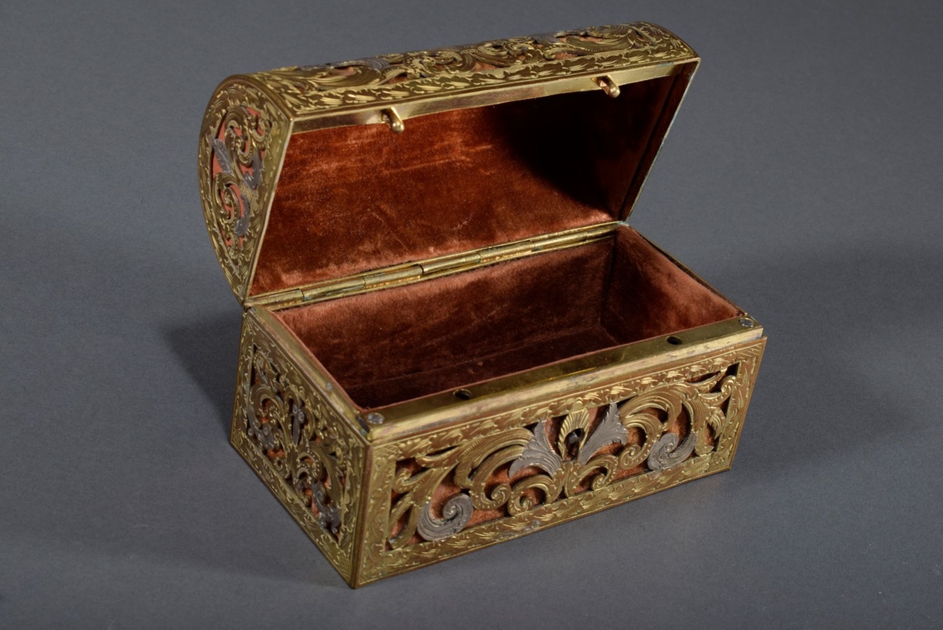 Kleine Historismus Runddeckel-Schatulle mit gesä | Small Historism round-lidded casket with sawn an - Bild 6 aus 7