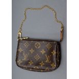 Louis Vuitton "Pochette Accessoire" mit Goldkett | Louis Vuitton "Pochette Accessoire" with gold ch