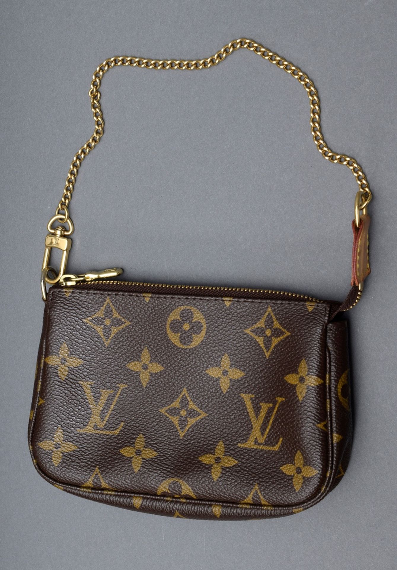 Louis Vuitton "Pochette Accessoire" mit Goldkett | Louis Vuitton "Pochette Accessoire" with gold ch