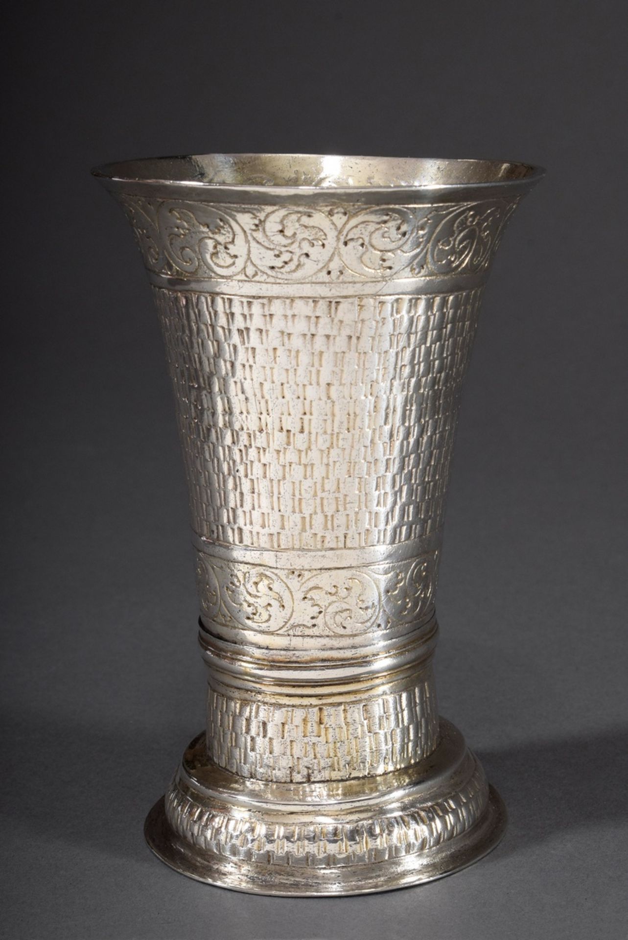 Barock Becher mit Blattfries und Flechtmuster, M | Baroque cup with leaf frieze and braided pattern