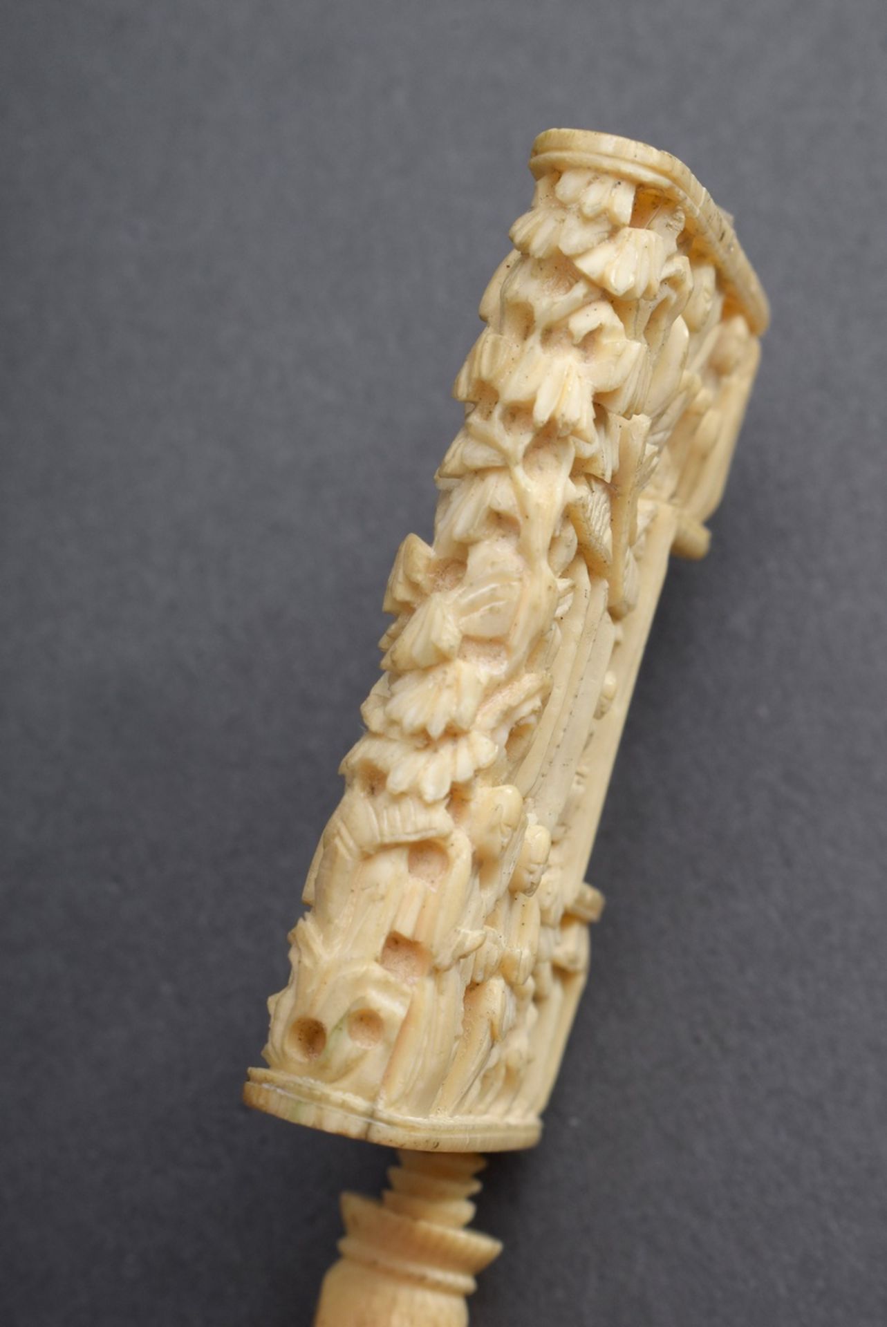 Kleine Elfenbein Zwinge für Handarbeit, China um 19 | Small ivory clamp for needlework, China c. 19 - Bild 3 aus 4