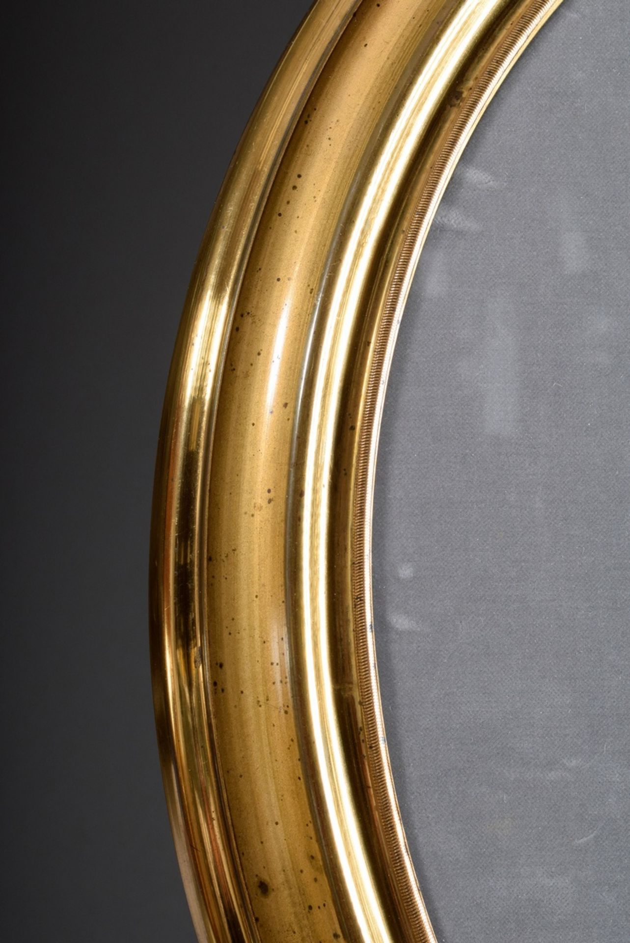 Ovaler Rahmen mit Messingbeschlag, FM 43,5x38,3cm, | Oval frame with brass fittings, RM 43,5x38,3cm - Bild 2 aus 4