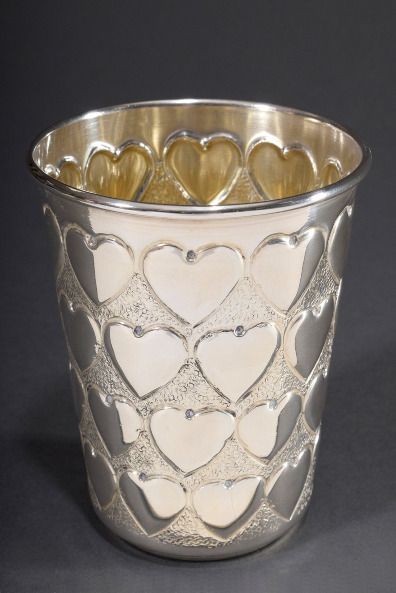 Becher mit getriebenem Dekor "Herzen", Silber 900 | Cup with chased decoration "Hearts", silver 900