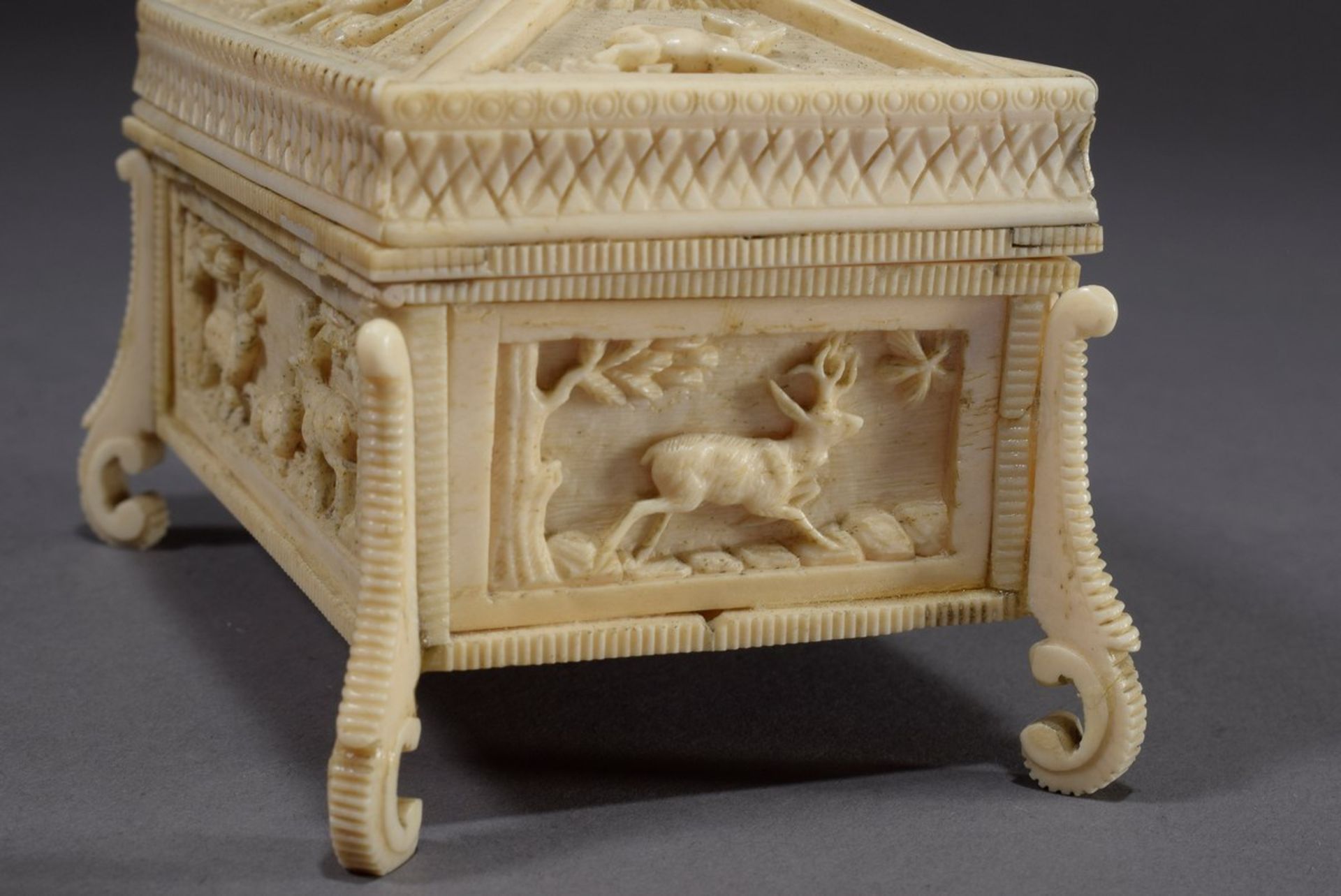 Beinkästchen mit geschnitzten Jagdmotiven "Rehe, | Bone box with carved hunting motifs "deer, hares - Bild 4 aus 8