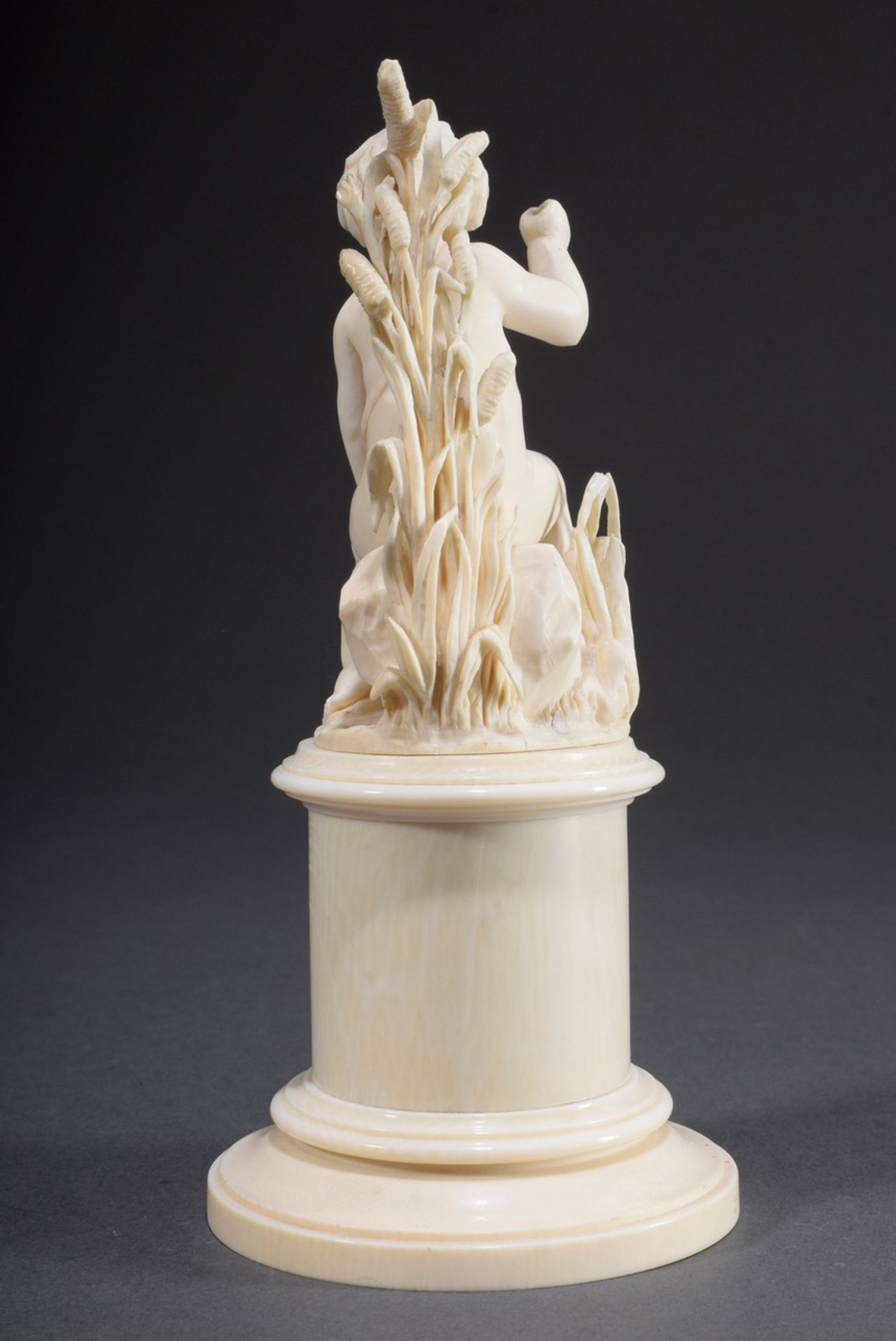 Elfenbein Schnitzerei "Putto am Ufer", Deutsch u | Ivory carving "Putto on the shore", German aroun - Bild 3 aus 7