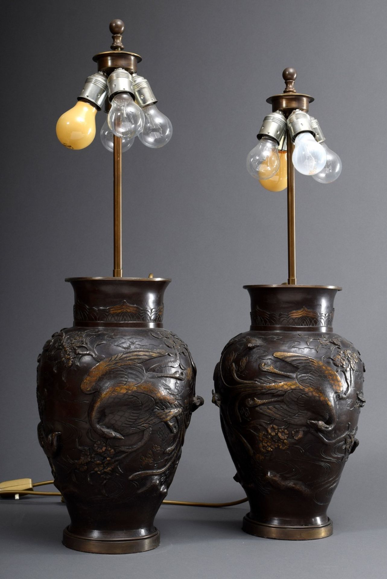 Paar japanische Bronze Vasen mit Reliefdarstellu | Pair of Japanese bronze vases with relief depict - Bild 2 aus 7