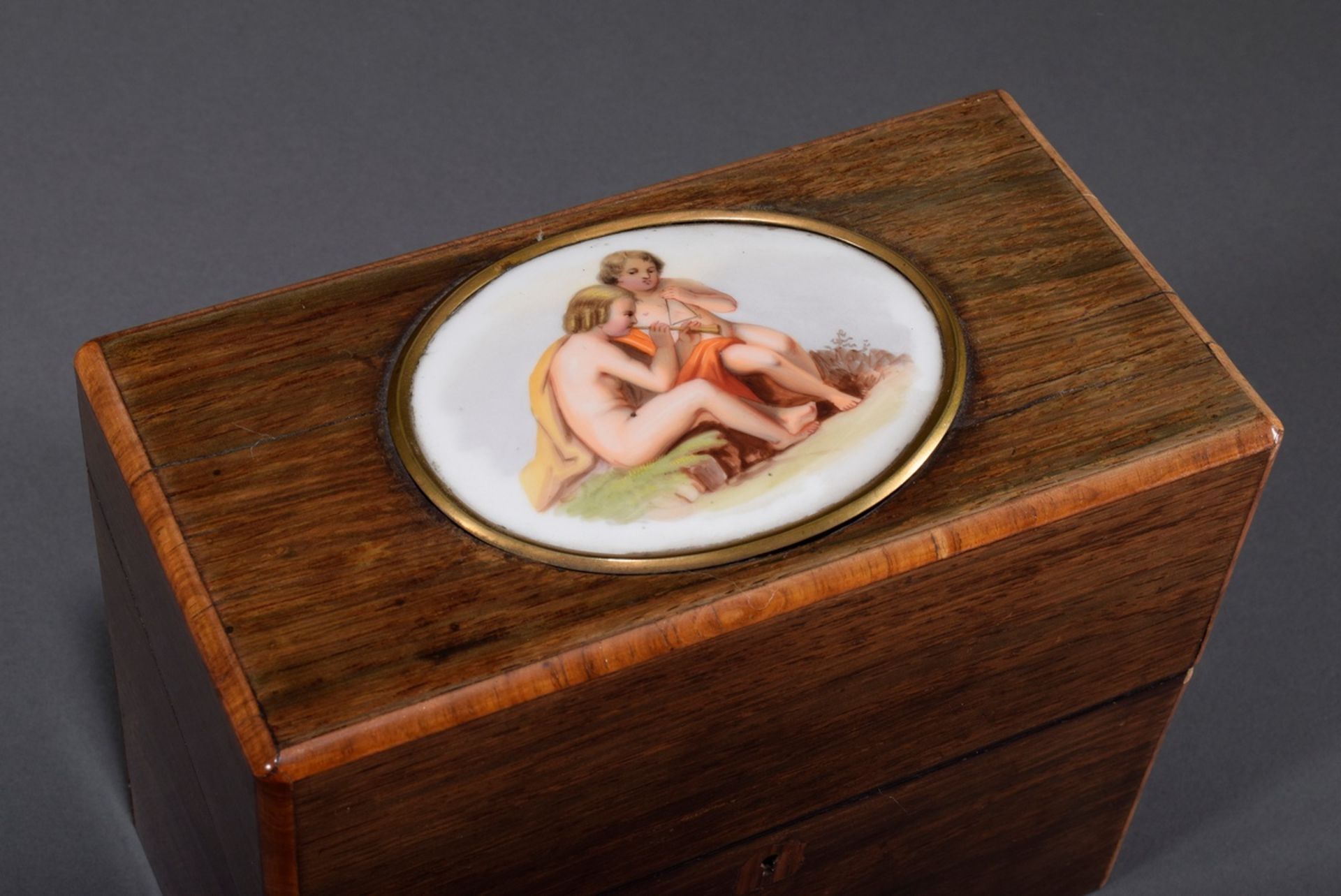 Hochformatiger Holz Kasten mit ovaler Porzellan | Tall wooden box with oval porcelain plaque and f - Bild 2 aus 4