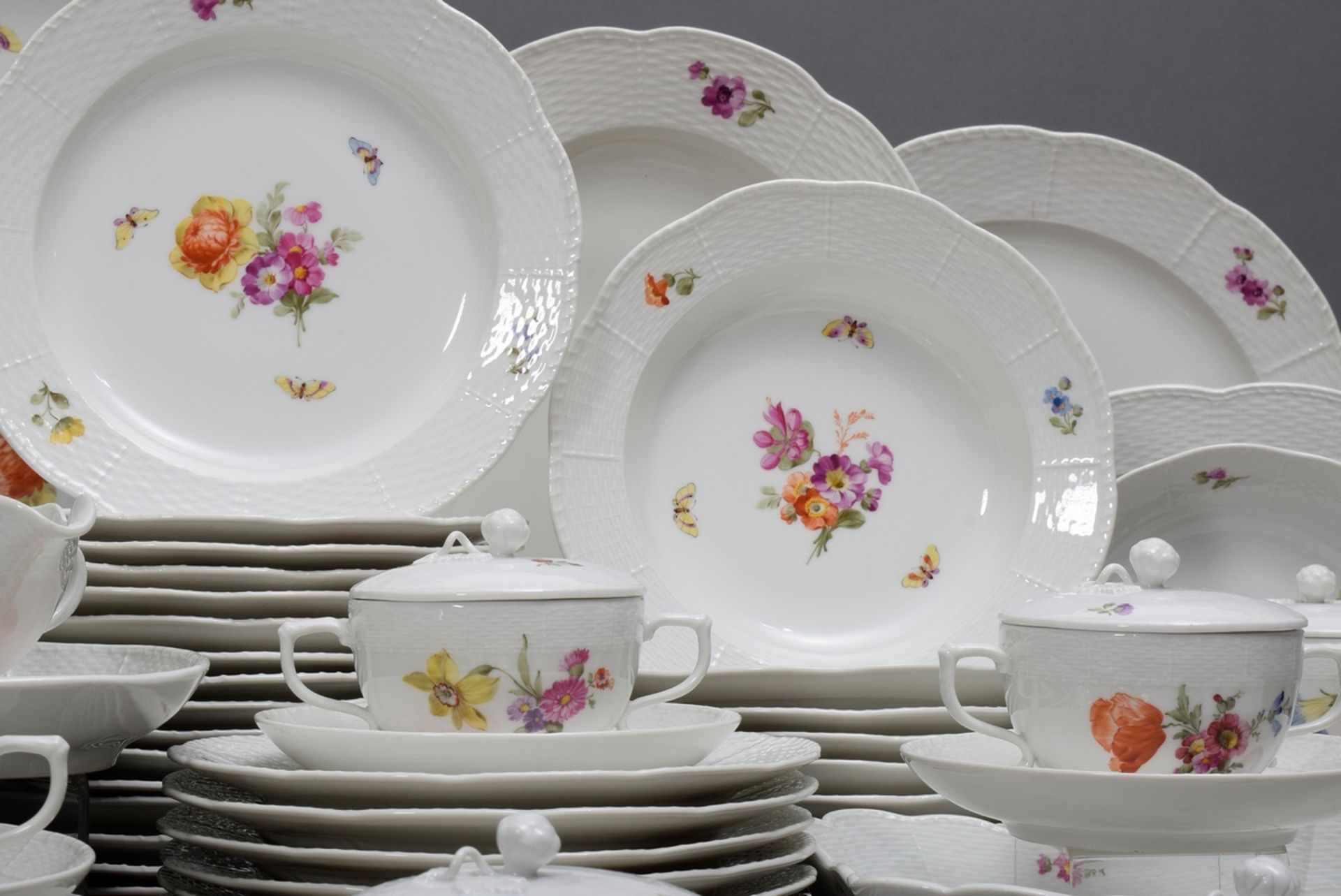 122 Teile KPM "Osier" Speiseservice "Blumen und | 122 pieces KPM "Osier" dinner service "Flowers a - Bild 8 aus 20