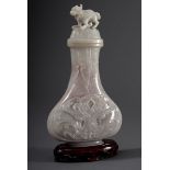 Graue Jade Deckelvase mit ornamental beschnitzte | Grey jade lidded vase with ornamentally carved b