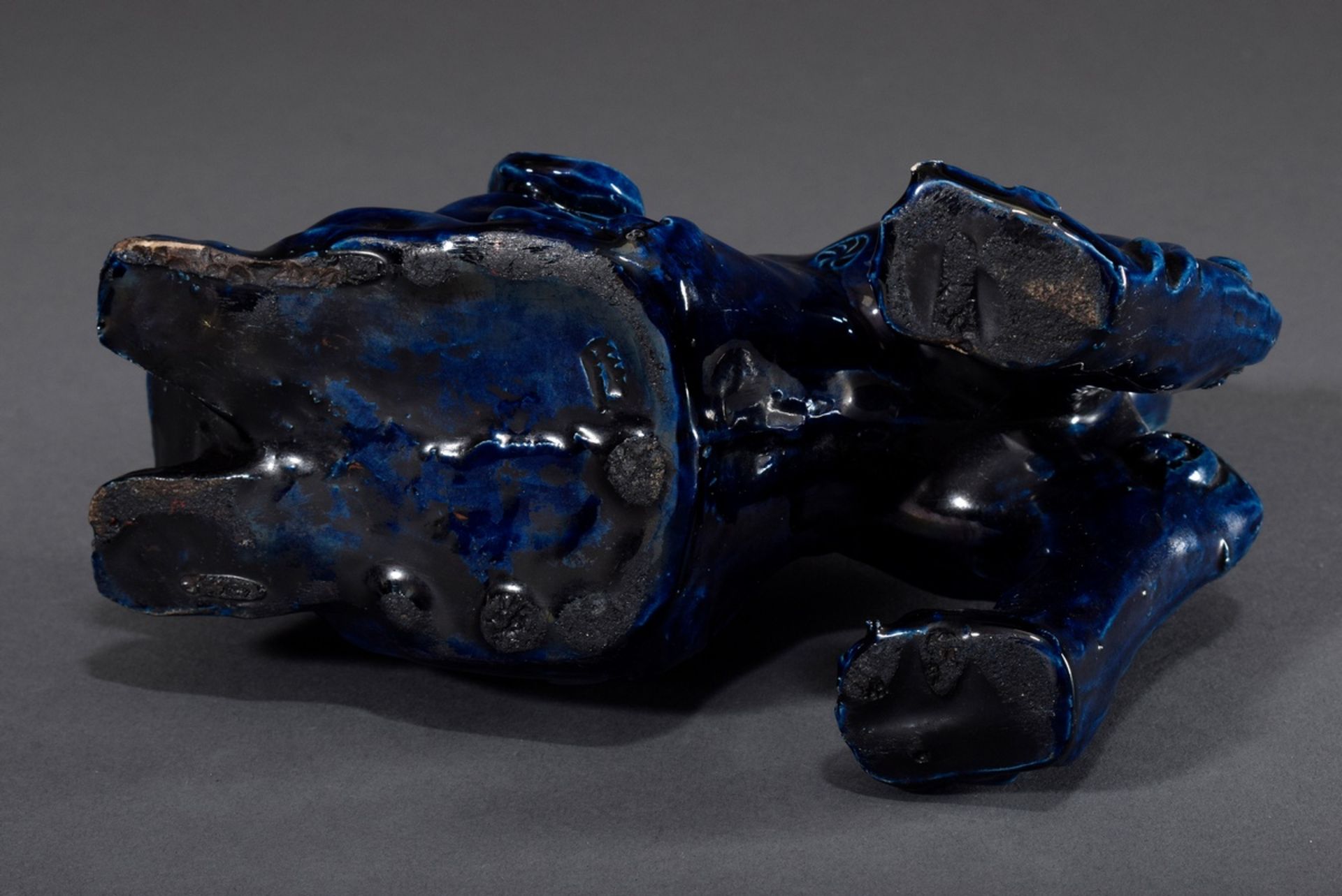 Chinesische Keramik "Spielender Shishi" mit blau | Chinese pottery "Playing Shishi" with blue/black - Bild 5 aus 5