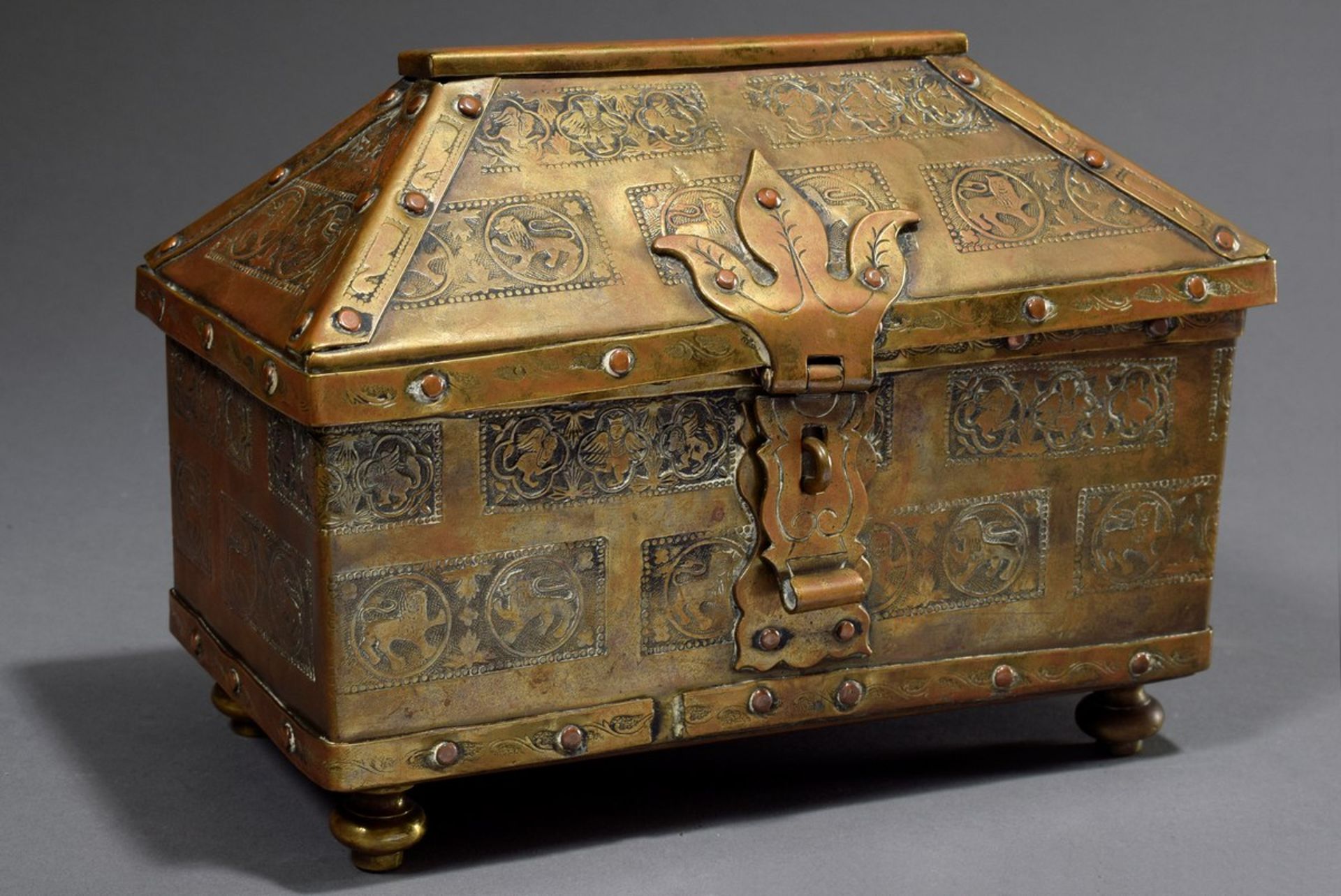 Messing Schatulle in Schreinform mit Tierreliefs | Brass casket in shrine form with animal reliefs,