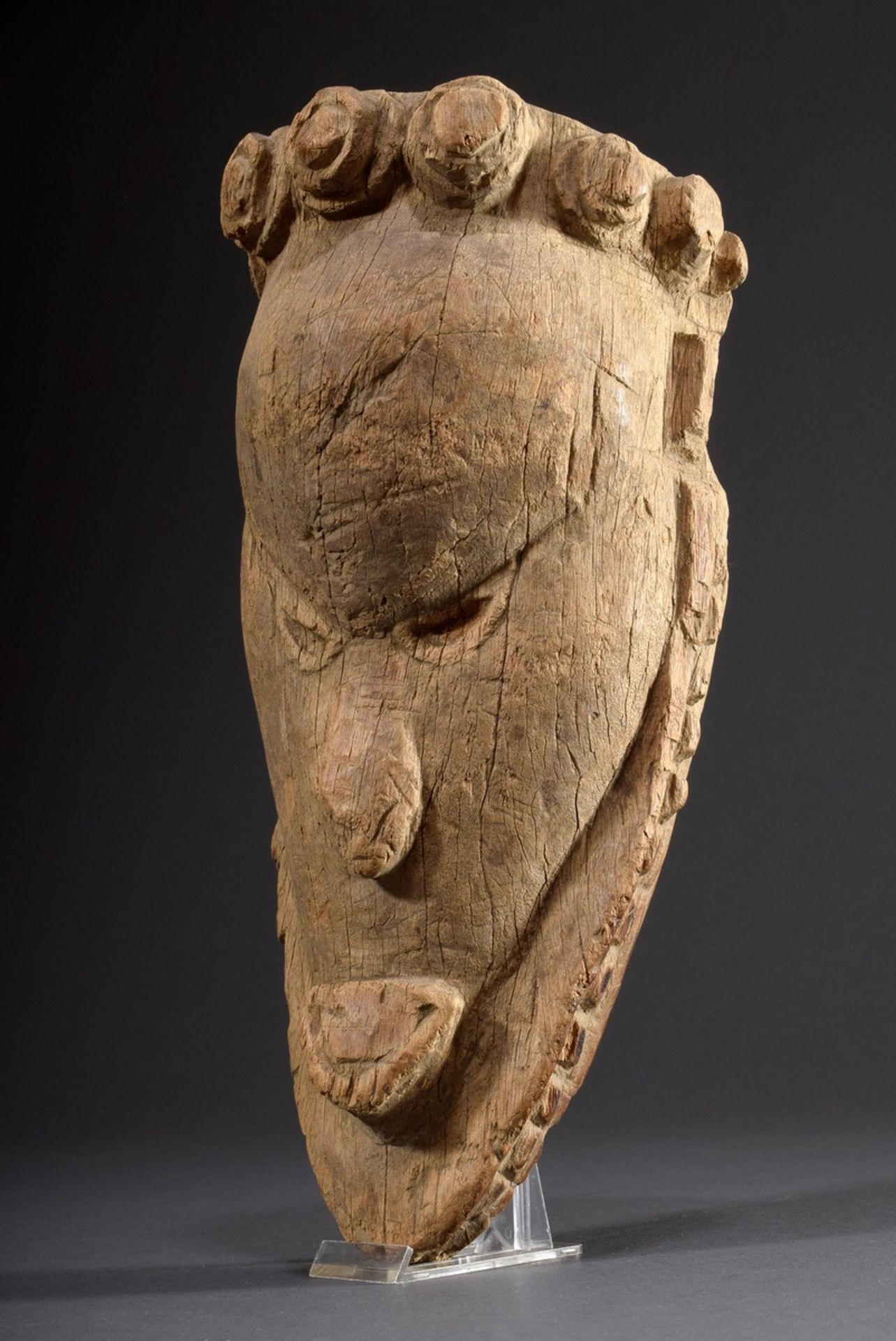 Figürlicher Griff einer Schlitztrommel, Holz ges | Figural handle of a slit drum, carved wood, Sepi