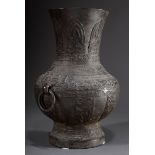 Große Bronze "Hu" Vase mit archaischen Reliefbän | Large bronze "Hu" vase with archaic relief bands