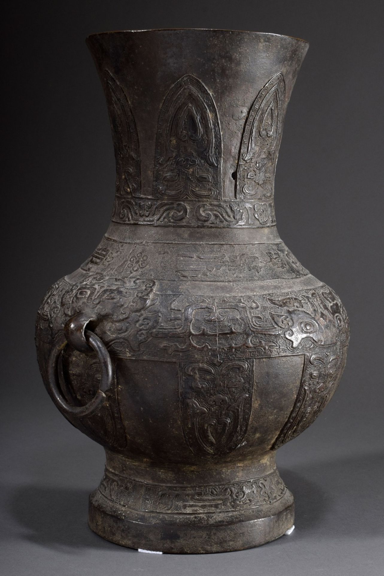 Große Bronze "Hu" Vase mit archaischen Reliefbän | Large bronze "Hu" vase with archaic relief bands