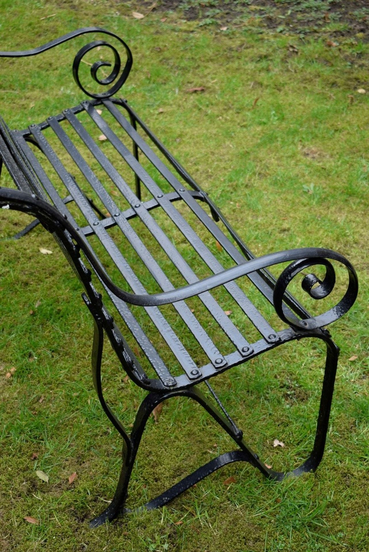 Schwarze Eisen Gartenbank mit gerollter Sitzfläc | Black iron garden bench with rolled seat, Englan - Bild 4 aus 4