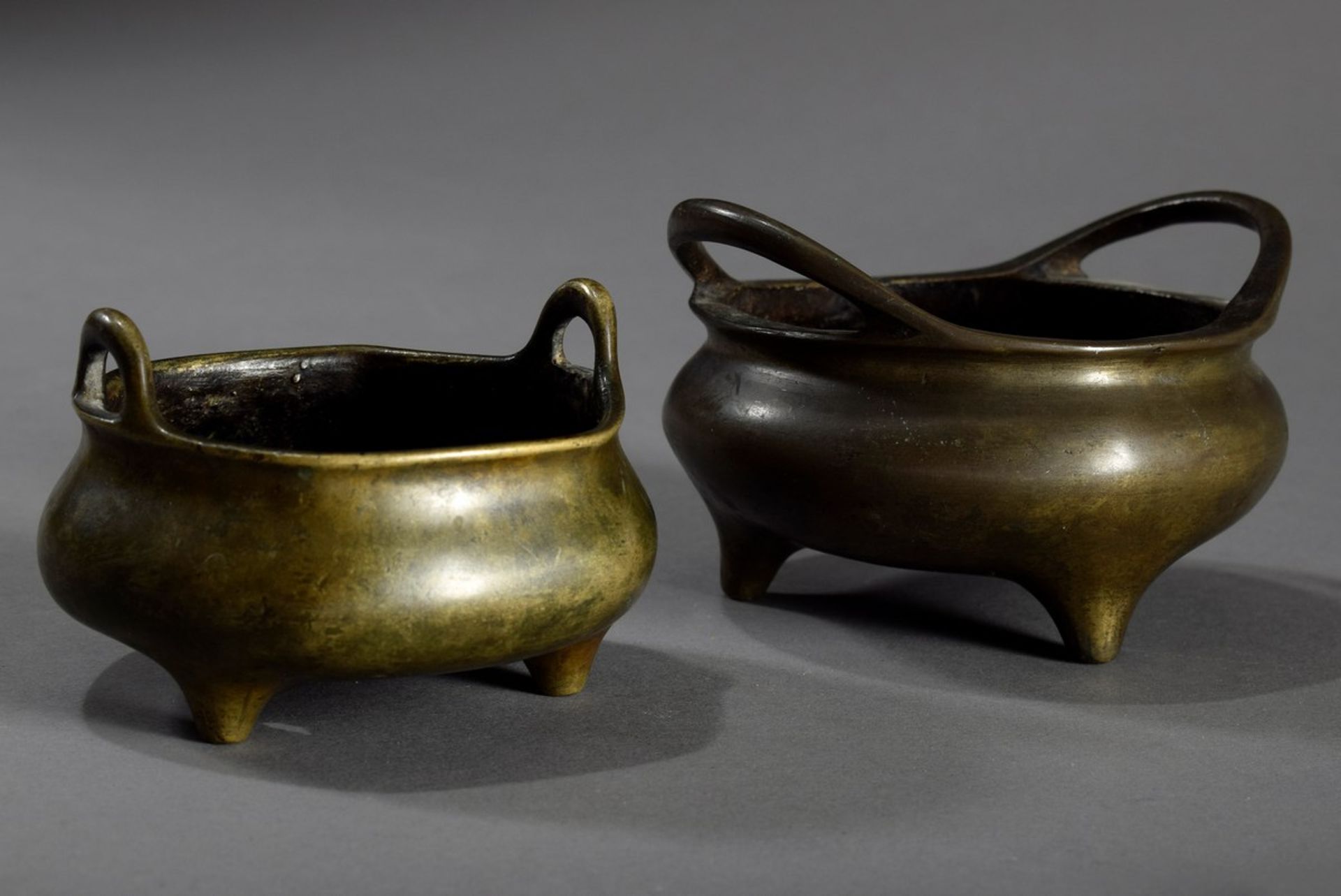 2 Diverse Bronze Censer, 1x Ming Bodenmarke und | 2 Various bronze censers, 1x Ming bottom mark an