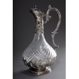 Französische Kristall Schankkanne mit reich reli | A French crystal teapot with richly reliefed sil