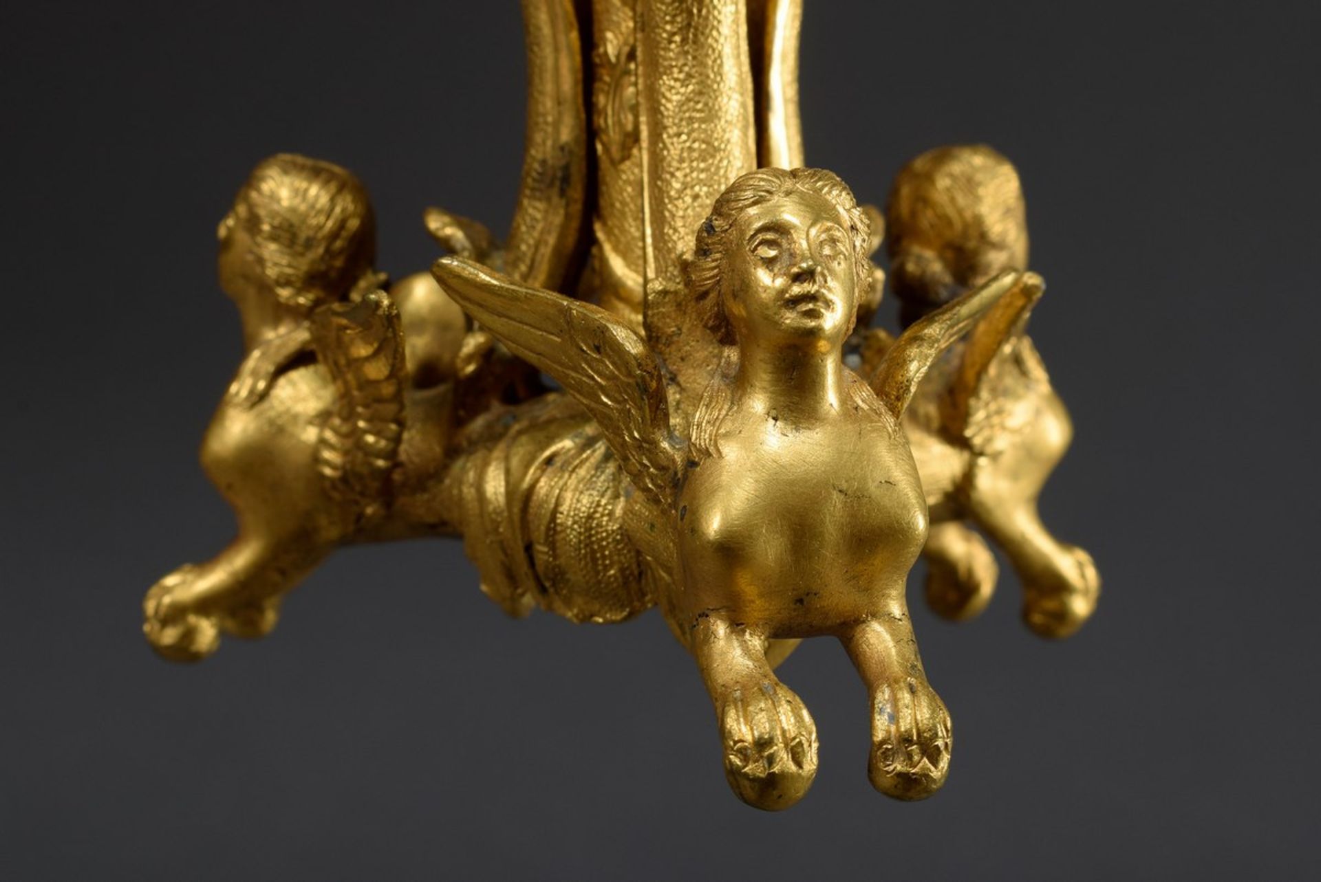 Paar Bronze feuervergoldete Leuchter mit plastis | Pair of bronze fire-gilt candlestick holders wit - Bild 5 aus 7