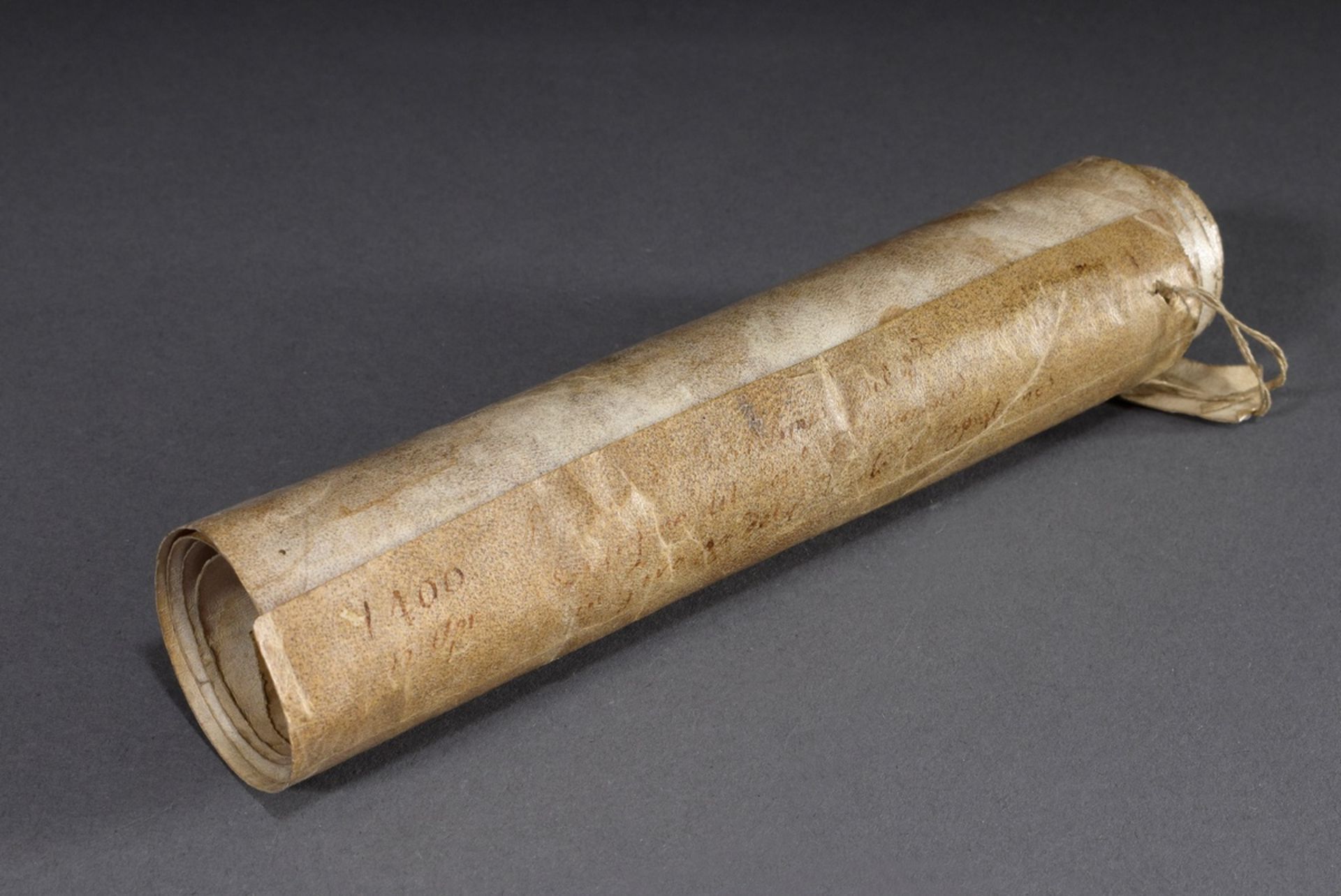 Gerolltes Pergament mit vermutlich altenglischer | Rolled parchment with probably Old English handw - Bild 2 aus 5