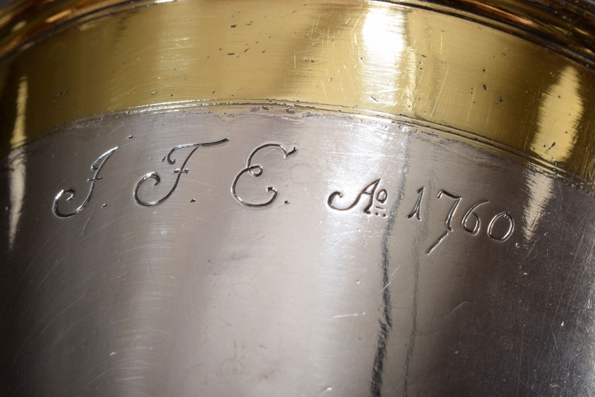 Großer baltischer Becher mit Wappengravur "von H | Large Baltic cup engraved with the coat of arms - Bild 3 aus 5