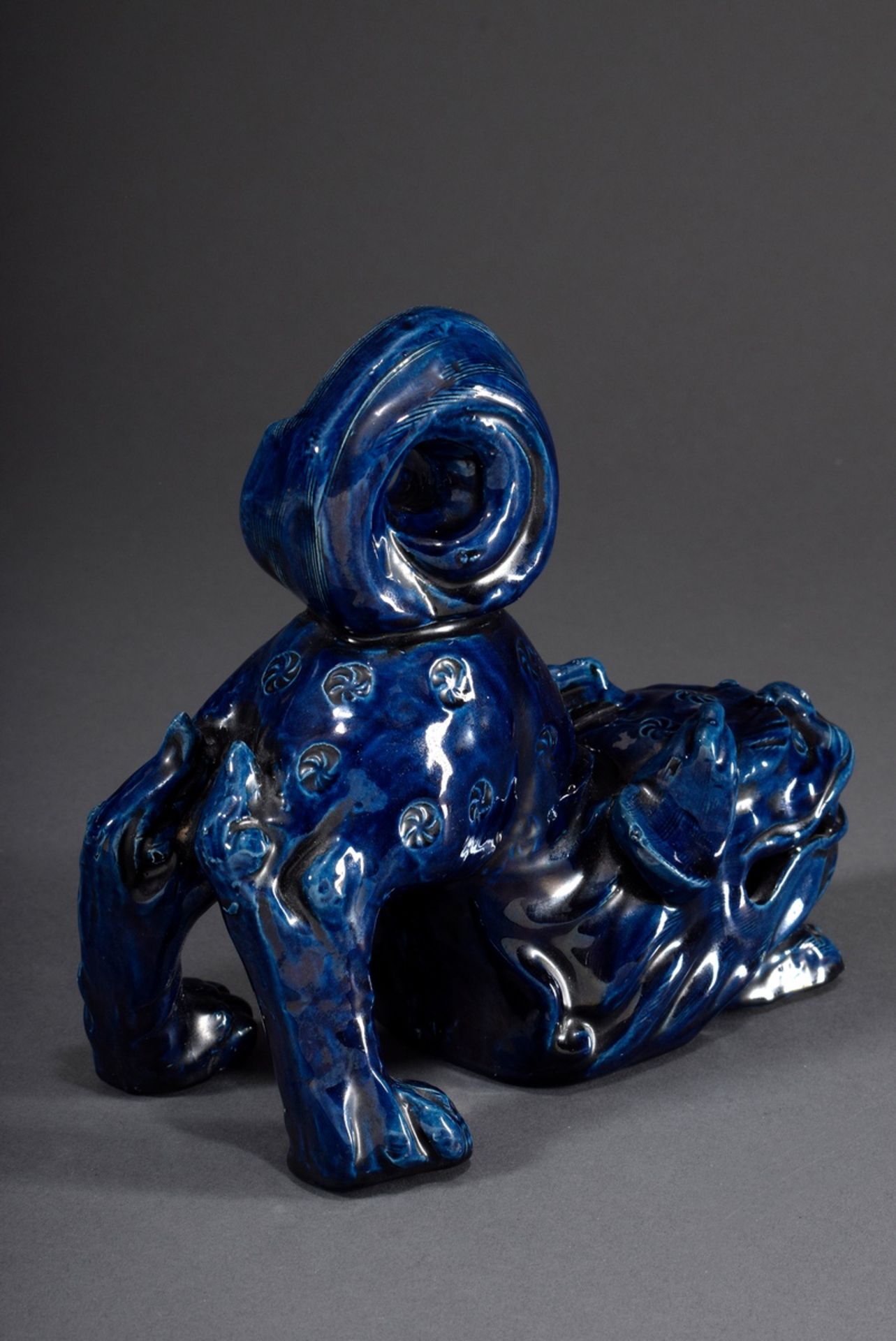 Chinesische Keramik "Spielender Shishi" mit blau | Chinese pottery "Playing Shishi" with blue/black - Bild 2 aus 5