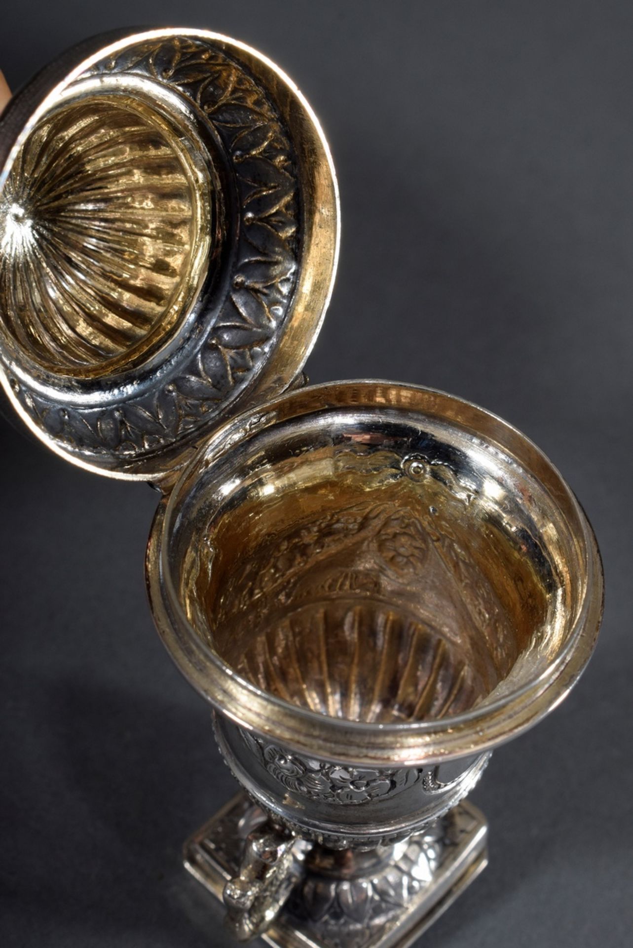 Klassizistischer Pomander in Vasenform mit figür | A classicistic pomander in the shape of a vase w - Bild 4 aus 7