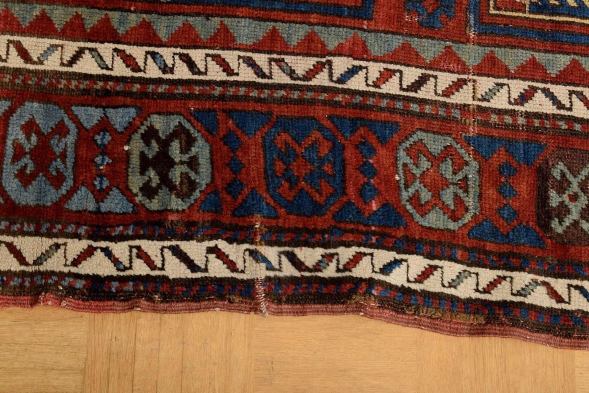 Ungewöhnlicher Kazak Teppich mit rotem Feld und | Unusual Kazak carpet with a red field and a form - Bild 5 aus 8