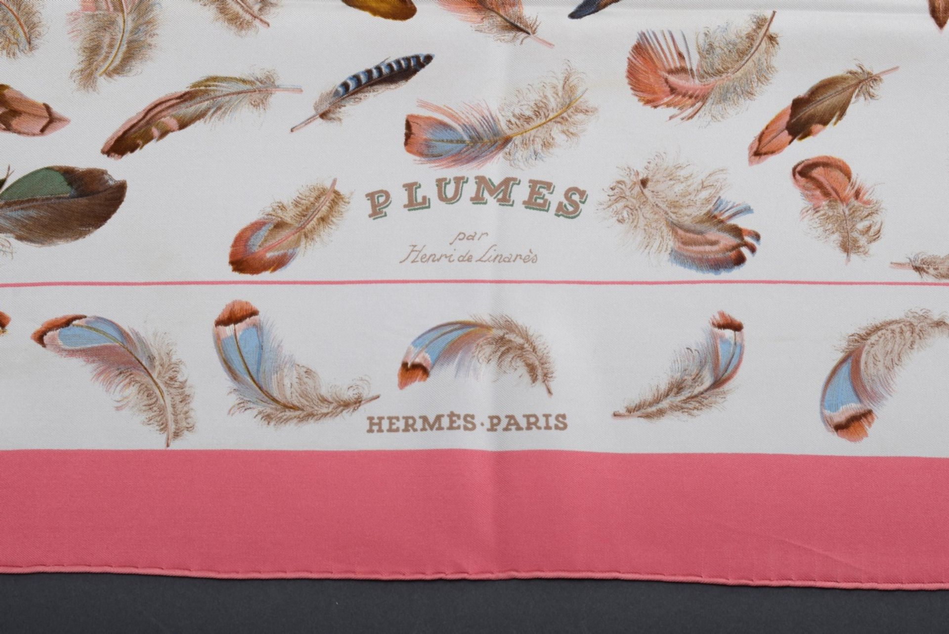 Hermès Seiden Carré "Plumes" mit rosé Rand, Entw | Hermès silk carré "Plumes" with rosé border, des - Image 2 of 3