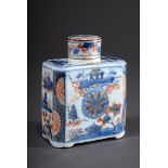 Chinesische Porzellan Teedose in eckiger Form mi | Chinese porcelain tea caddy in angular form with