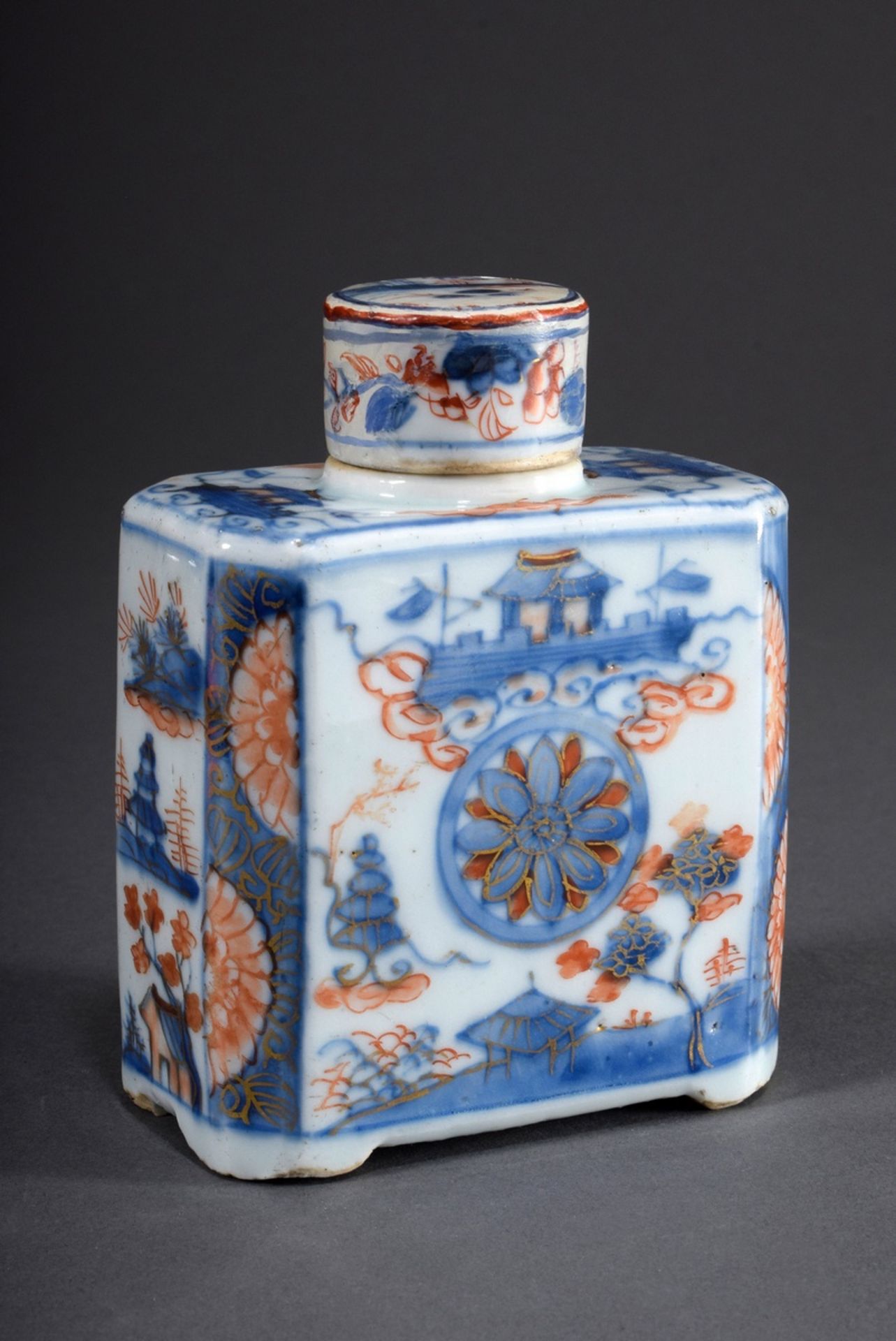 Chinesische Porzellan Teedose in eckiger Form mi | Chinese porcelain tea caddy in angular form with