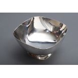 Moderne Aufsatzschale in eckig abgerundeter Form | Modern top bowl in angular rounded form with ivo