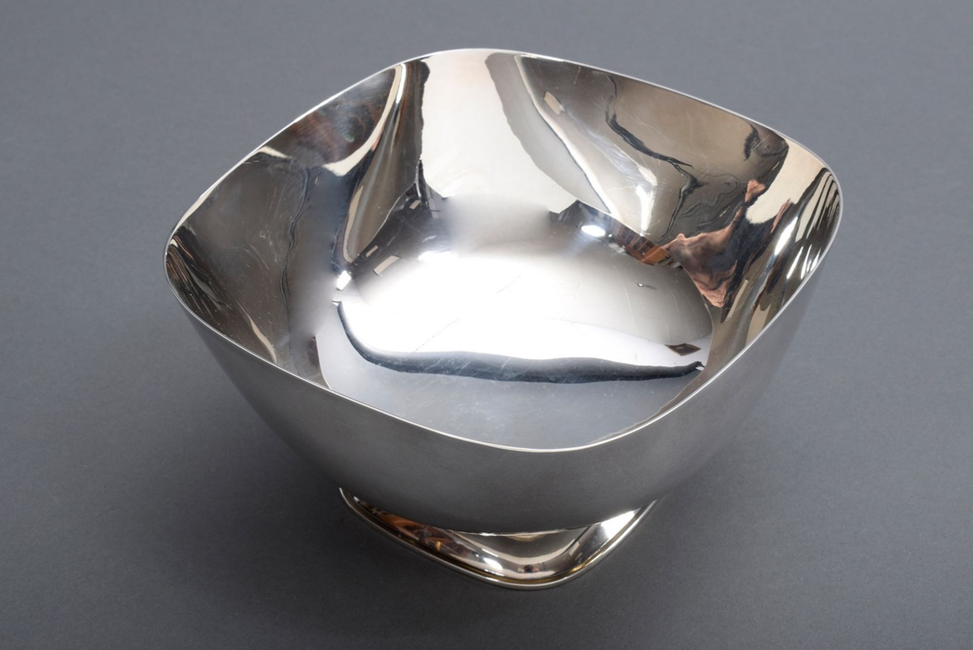 Moderne Aufsatzschale in eckig abgerundeter Form | Modern top bowl in angular rounded form with ivo