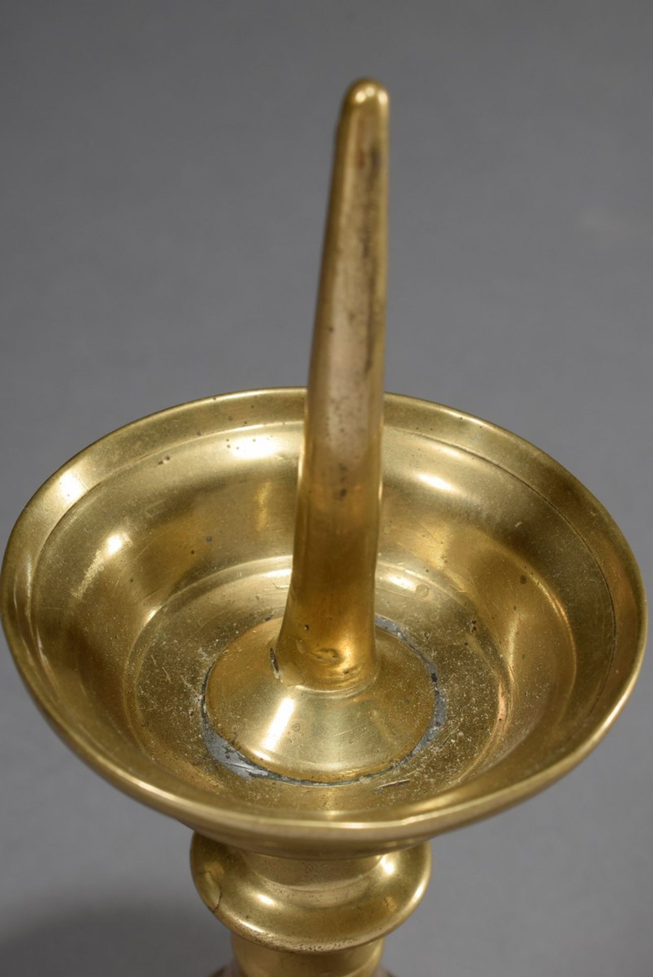 Antiker Gelbguss Leuchter mit abgetreppten Wülst | Antique brass candlestick with stepped beads and - Image 2 of 3