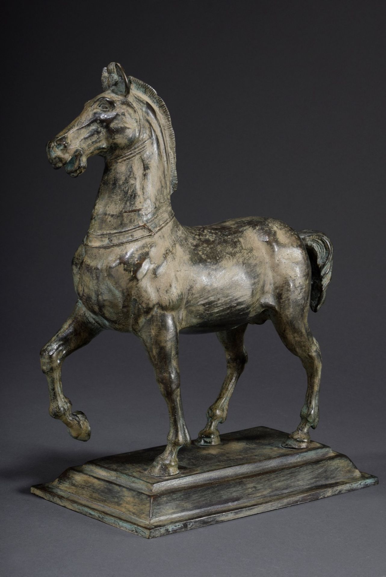 Moderne Gelbgussfigur "Schreitendes Quadriga Pfe | Modern brass figure "Striding Quadriga Horse" af