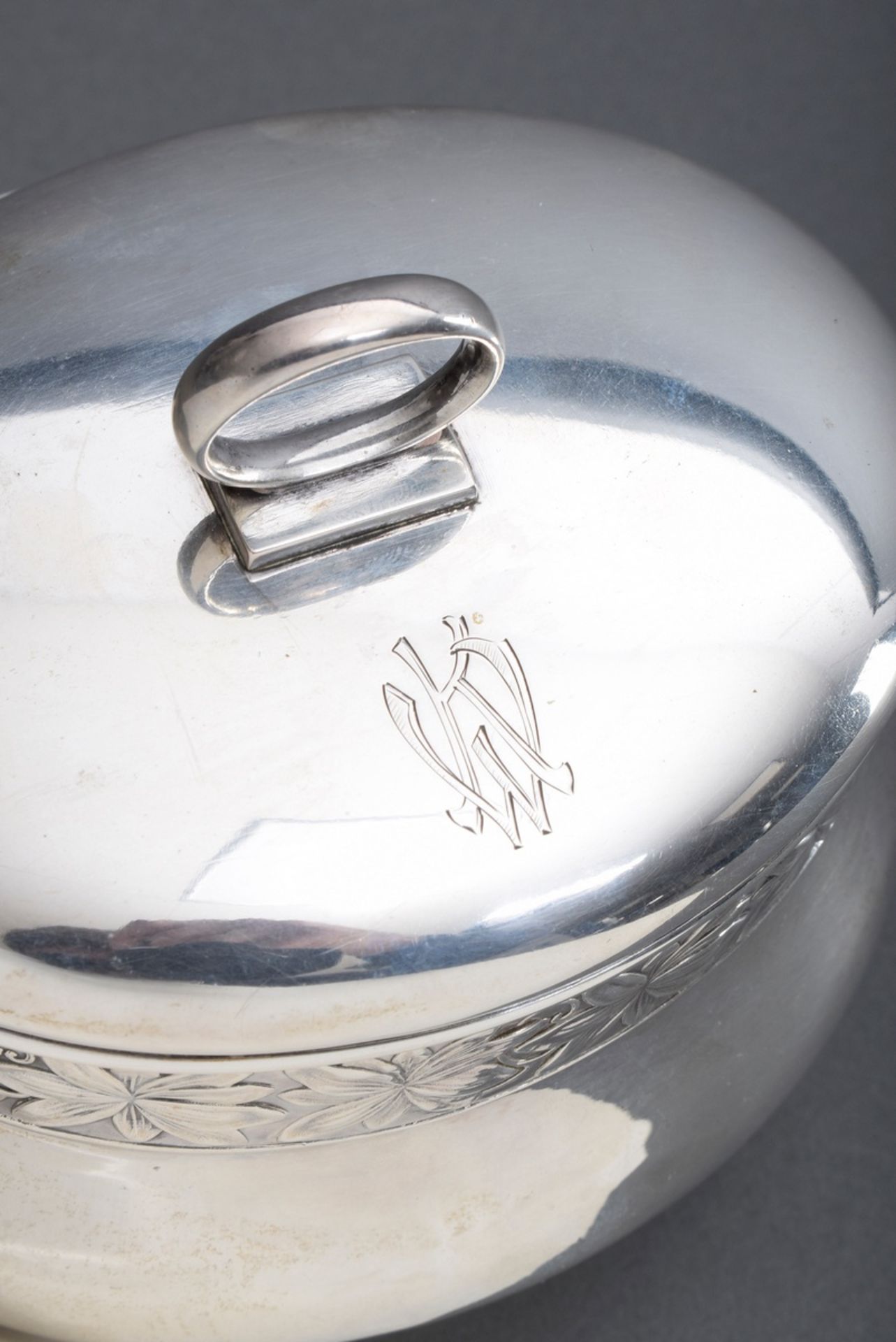Ovale Zuckerdose auf Kugelfüßchen mit getriebene | Oval sugar bowl on ball feet with chased "leaf f - Image 2 of 4