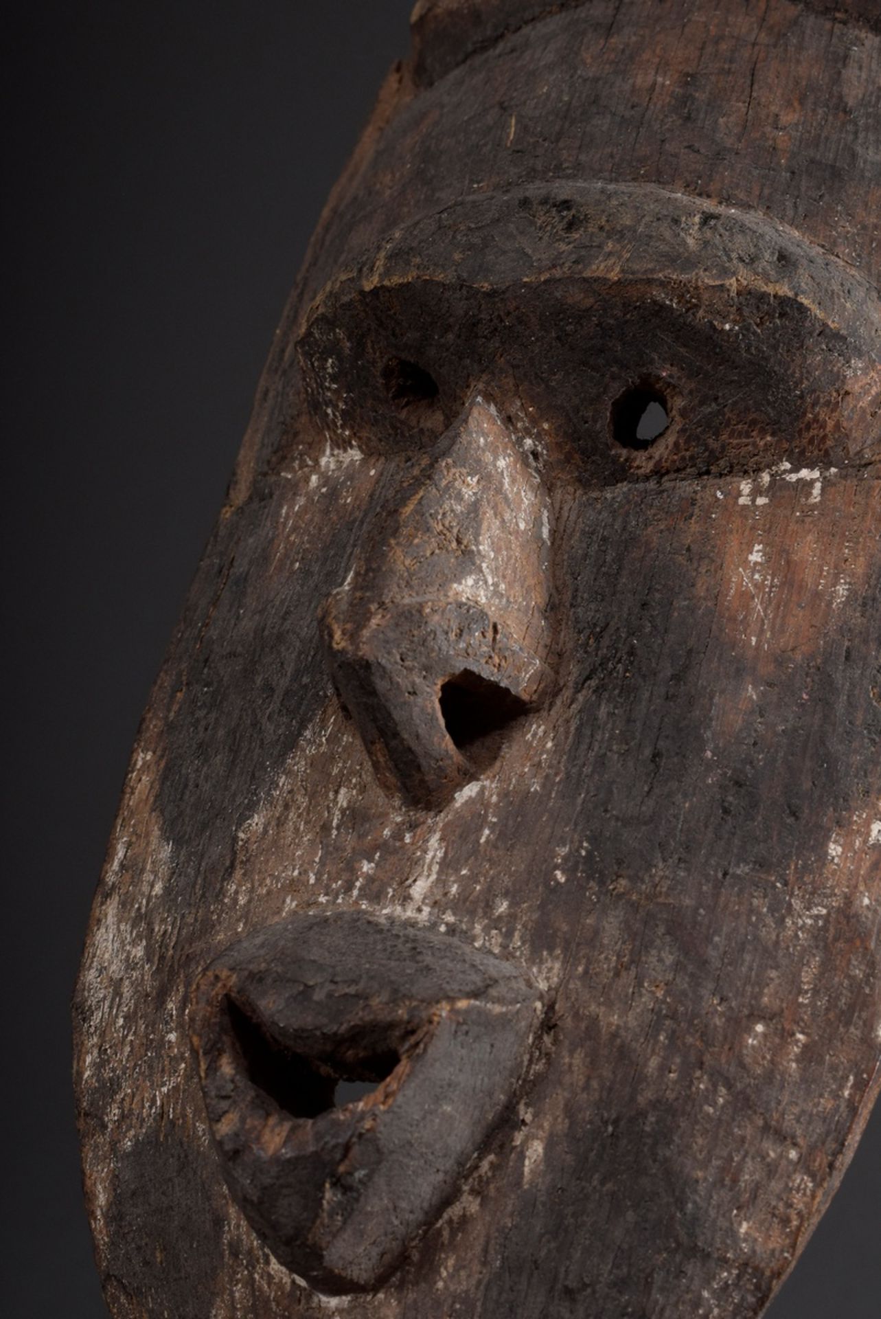 Geschnitzte Holz Hausmaske mit Resten von weißer | Carved wooden house mask with remains of white a - Bild 8 aus 9